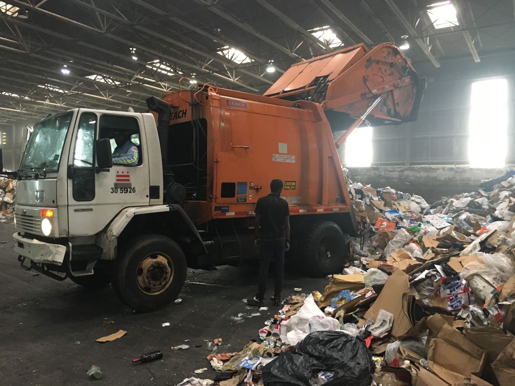 Camiones entregan basura en la estación de transferencia Fort Totten del Distrito de Columbia Foto: AFP