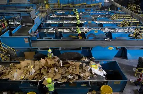 Trabajadores clasifican material de reciclaje  en Elkridge, Maryland Foto: AFP