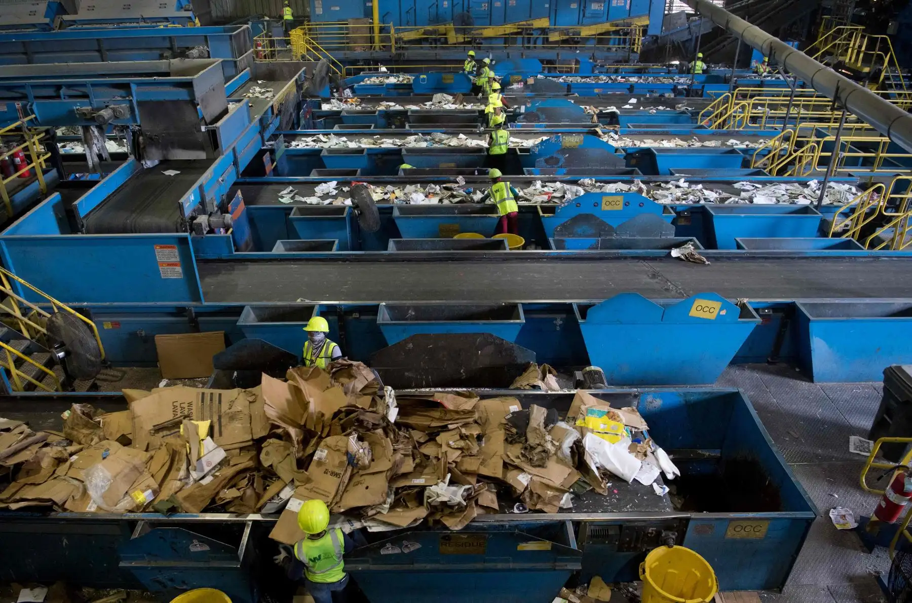 Trabajadores clasifican material de reciclaje  en Elkridge, Maryland Foto: AFP