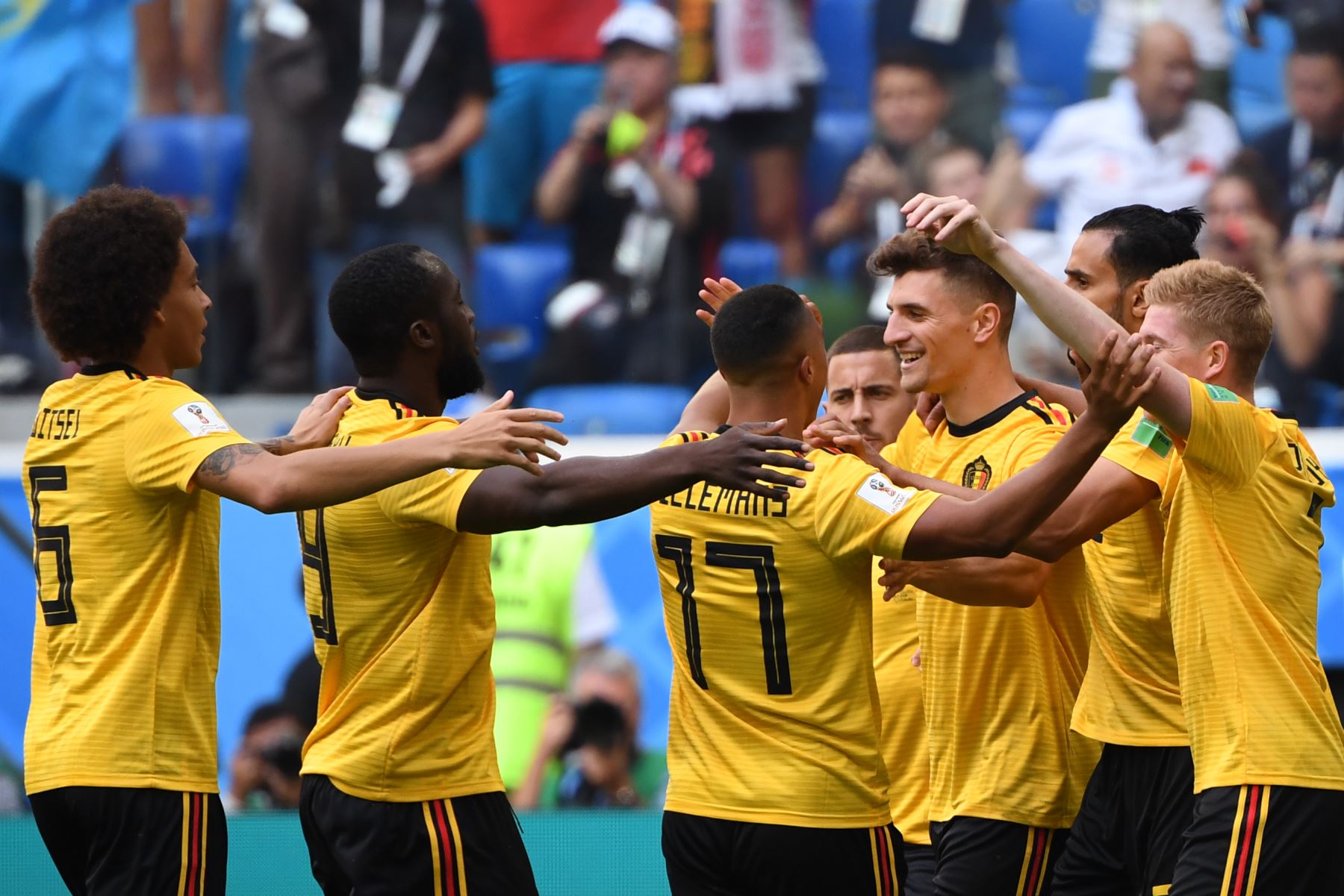 El defensor de Bélgica Thomas Meunier (3er R) es felicitado después de anotar durante su desempate en la Copa Mundial Rusia 2018 por el partido de fútbol entre Bélgica e Inglaterra en el Estadio de San Petersburgo el 14 de julio de 2018. / AFP