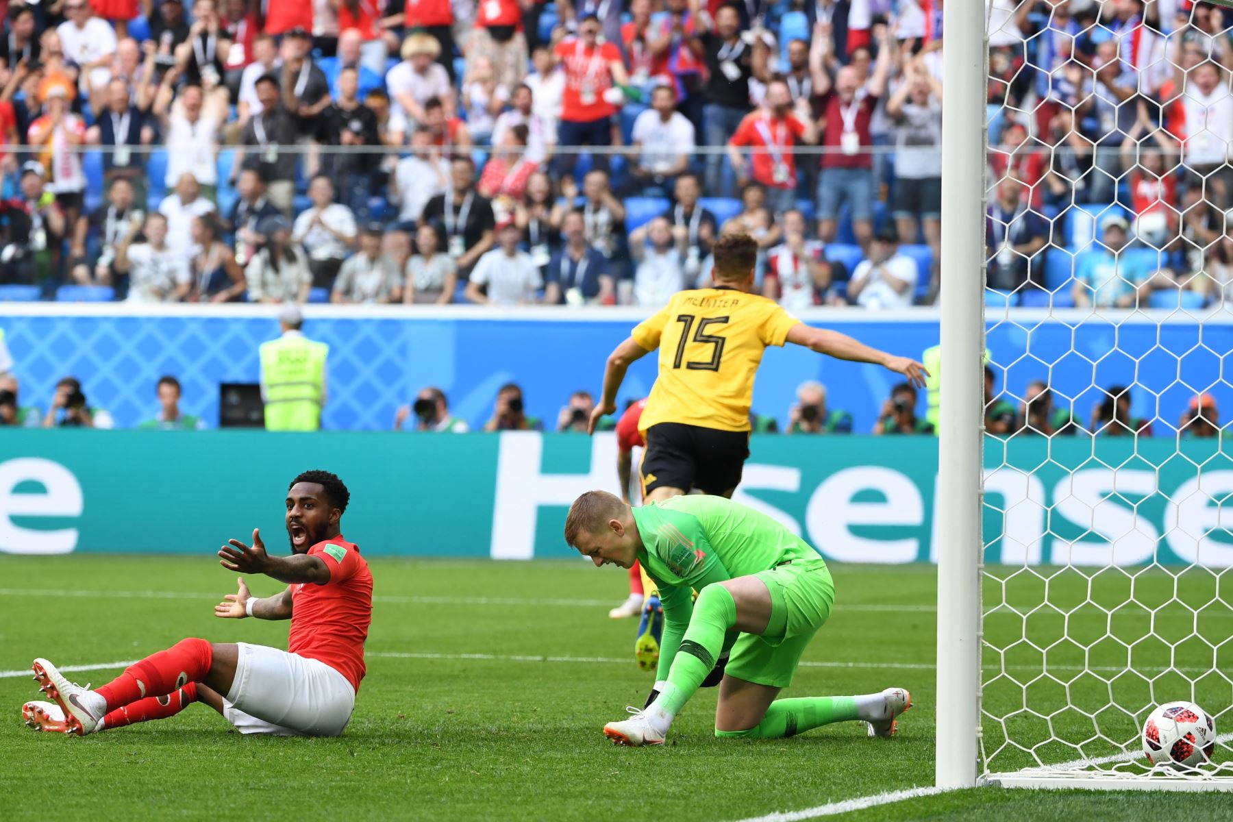 El defensa inglés Danny Rose (L) y el portero inglés Jordan Pickford reaccionan después de que el defensor belga Thomas Meunier (posterior) anotó durante su partido por la Copa Mundial 2018 Rusia por el tercer partido de fútbol entre Bélgica e Inglaterra en el estadio de San Petersburgo en julio 14, 2018. / AFP
