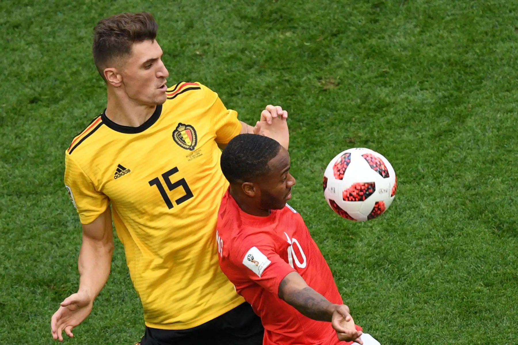 El defensor belga Thomas Meunier (L) compite por el balón con el alero Raheem Sterling de Inglaterra durante su partido de la Copa Mundial 2018 Rusia por el partido de fútbol tercer lugar entre Bélgica e Inglaterra en el Estadio de San Petersburgo el 14 de julio de 2018. / AFP