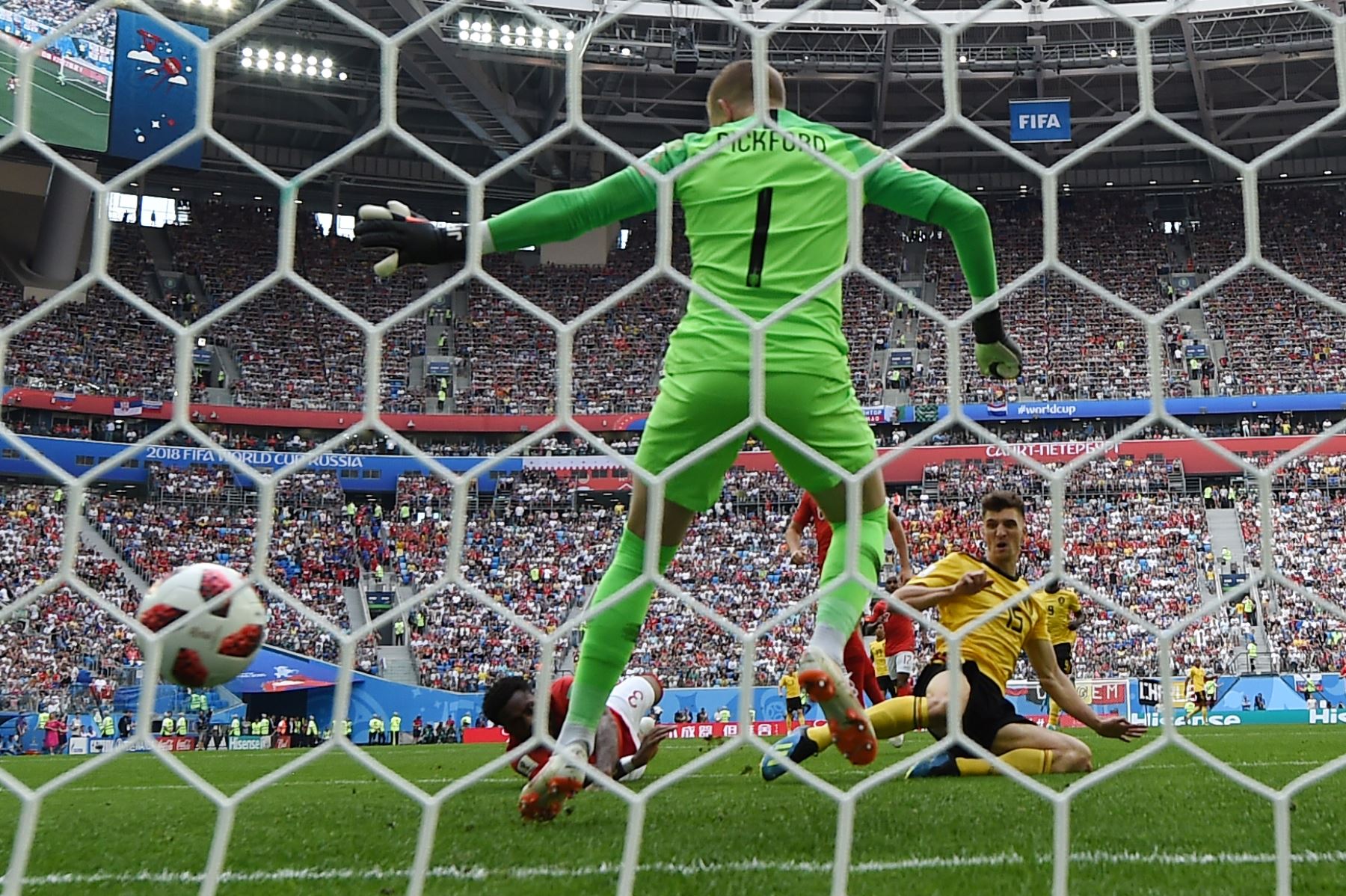 El defensor belga Thomas Meunier (R) anota al portero inglés Jordan Pickford durante su partido por la Copa Mundial 2018 en Rusia por el partido de fútbol entre Belgica e Inglaterra en el Estadio de San Petersburgo el 14 de julio de 2018. / AFP