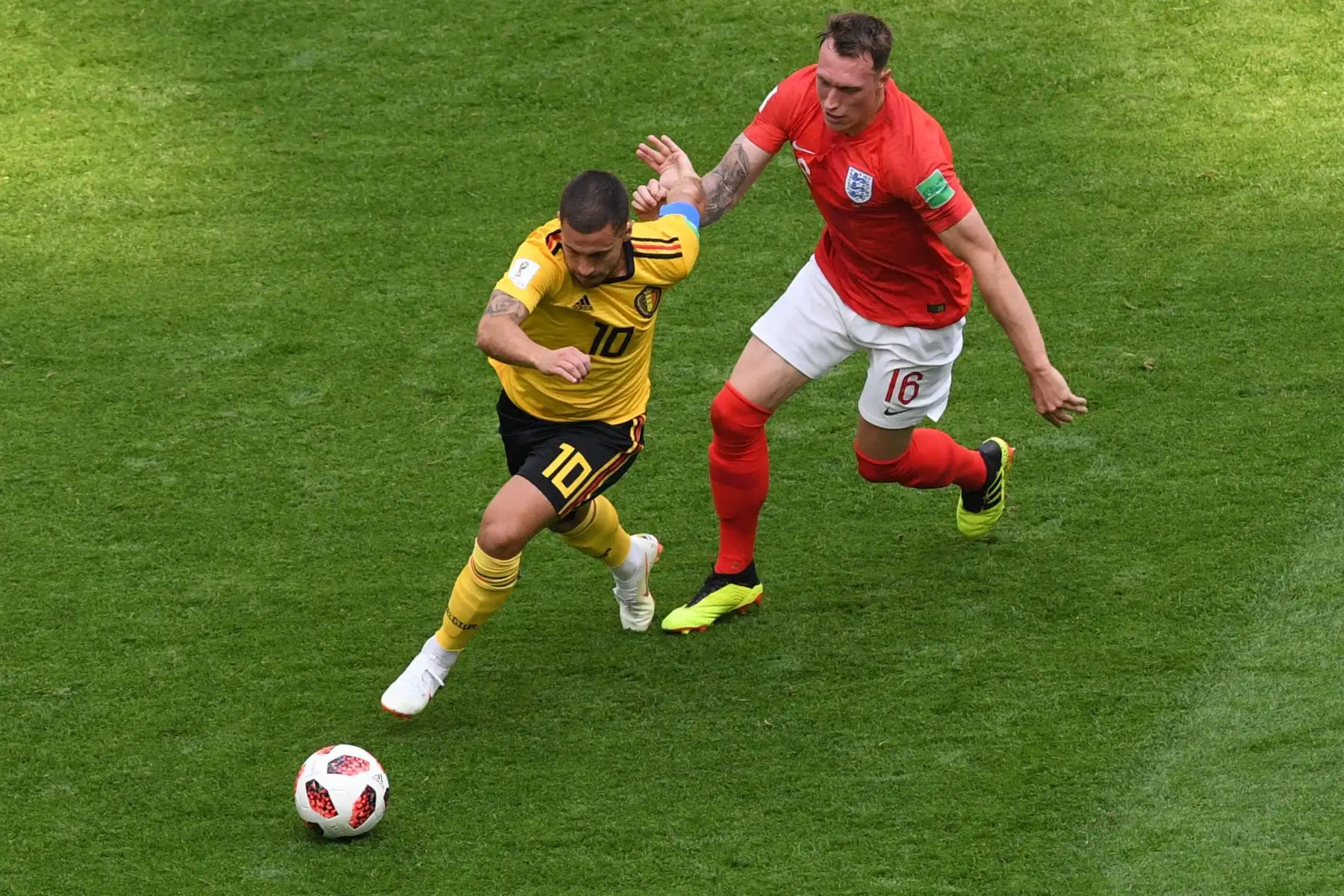 El defensor de Inglaterra Phil Jones (R) marca el delantero belga Eden Hazard durante su partido de la Copa Mundial 2018 de Rusia por el partido de fútbol tercer lugar entre Bélgica e Inglaterra en el estadio de San Petersburgo el 14 de julio de 2018. / AFP