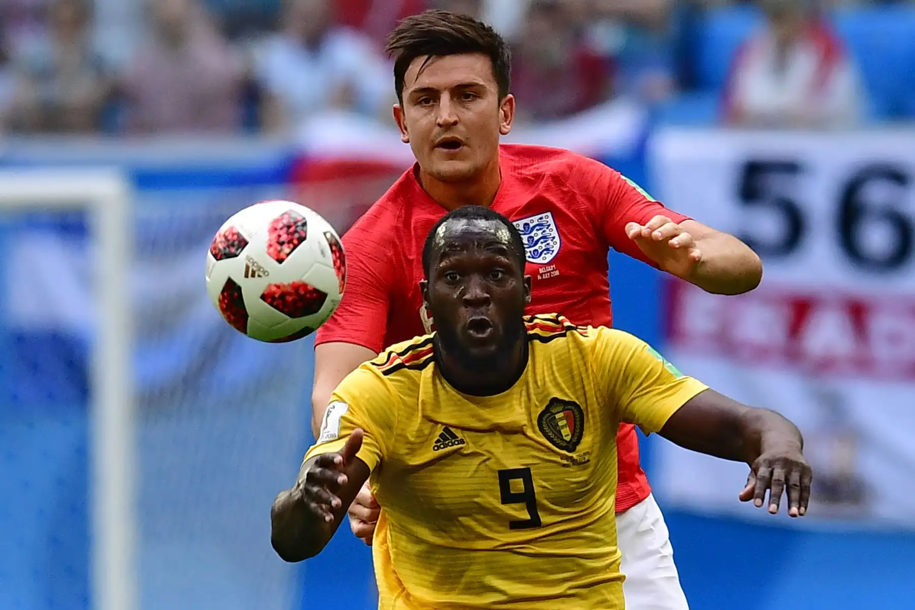 El alero belga Romelu Lukaku (delantero) compite con el defensor de Inglaterra Harry Maguire durante su partido por la Copa Mundial 2018 de Rusia por el partido de fútbol tercer lugar entre Bélgica e Inglaterra en el estadio de San Petersburgo el 14 de julio de 2018. / AFP