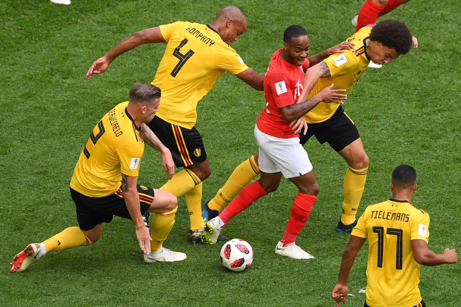 l defensor belga Toby Alderweireld (L), el defensor belga Vincent Kompany (2 ° L) y el centrocampista belga Axel Witsel (R) compiten por el balón con el alero inglés Raheem Sterling durante su partido por la Copa Mundial 2018 Rusia por el partido de fútbol 3 ° entre Bélgica e Inglaterra en el Estadio de San Petersburgo en San Petersburgo el 14 de julio de 2018. / AFP