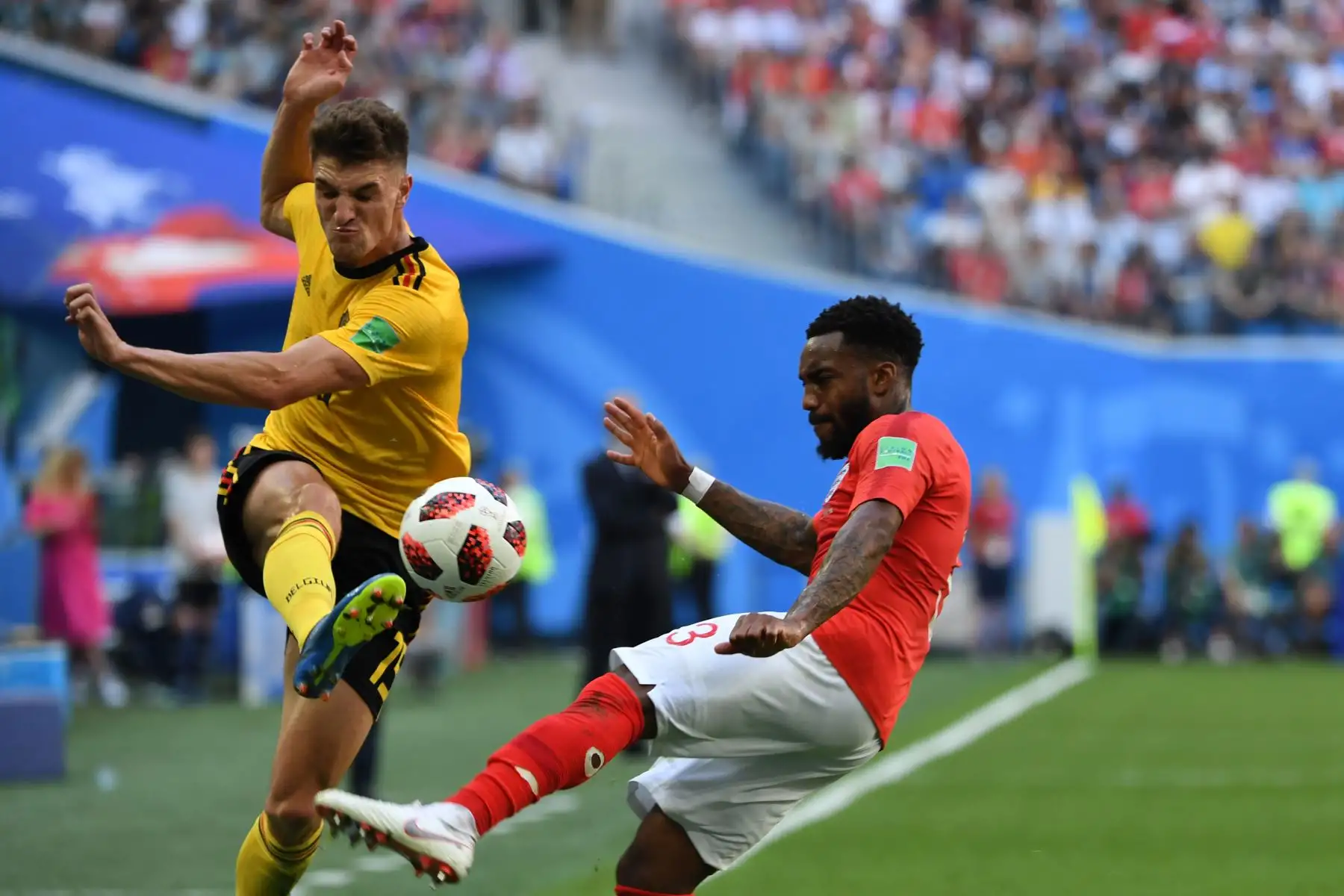 El defensor de Bélgica Thomas Meunier (L) intenta un tiro más allá del defensa de Inglaterra Danny Rose durante su desempate de la Copa Mundial de Rusia 2018 para el partido de fútbol tercer lugar entre Bélgica e Inglaterra en el Estadio de San Petersburgo en San Petersburgo el 14 de julio de 2018. / AFP