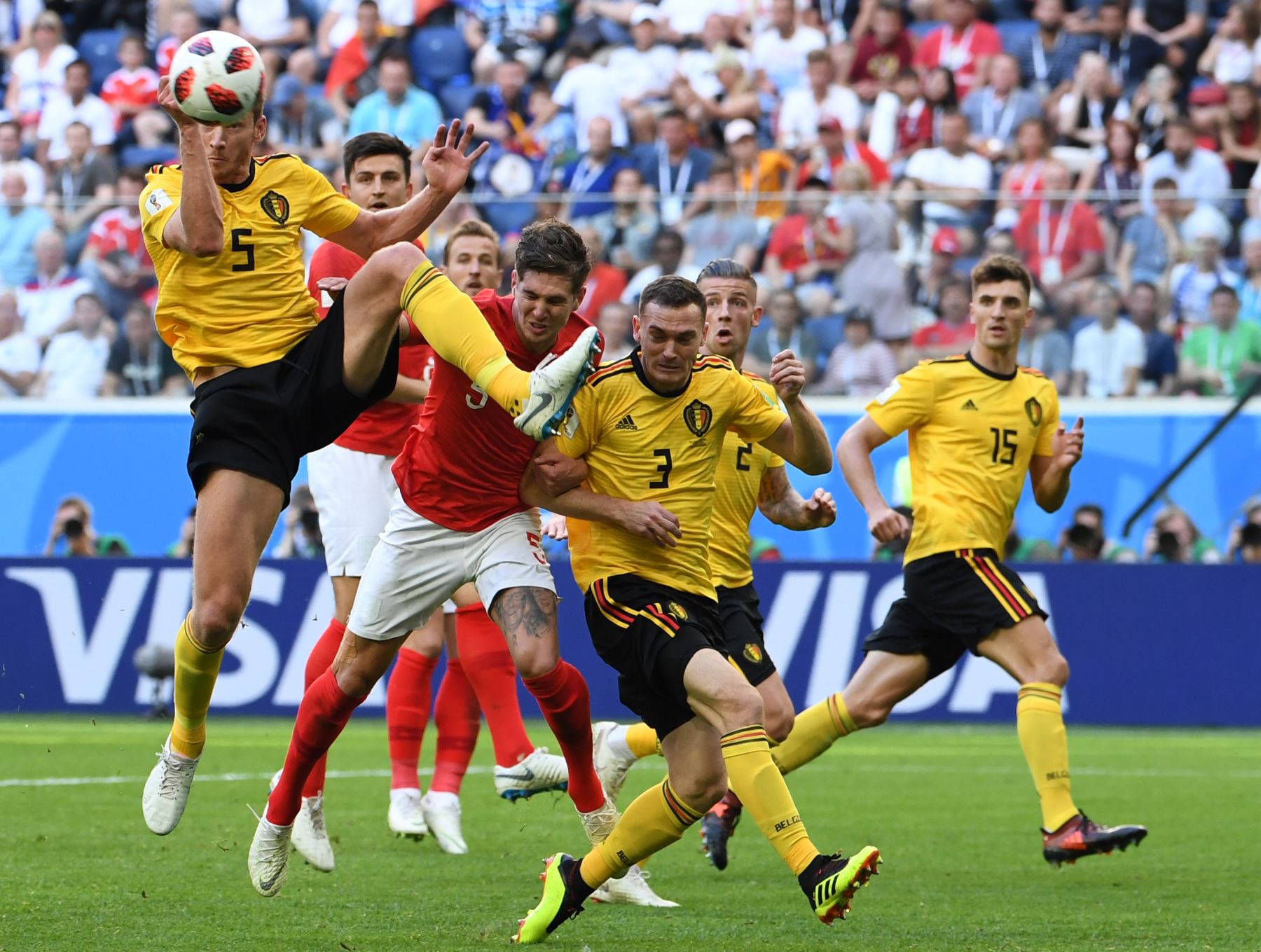 El defensor belga Jan Vertonghen (izq.) Sube a la cabeza durante la eliminatoria de la Copa Mundial Rusia 2018 para el partido de fútbol entre Bélgica e Inglaterra en el estadio de San Petersburgo el 14 de julio de 2018. / AFP