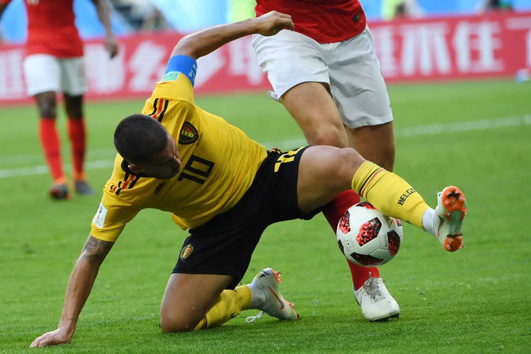 El alero belga Eden Hazard (L) pelea por el balón con el defensor de Inglaterra Harry Maguire durante su partido de desempate de la Copa Mundial 2018 de Rusia por el tercer partido de fútbol entre Bélgica e Inglaterra en el estadio de San Petersburgo el 14 de julio de 2018. / AFP