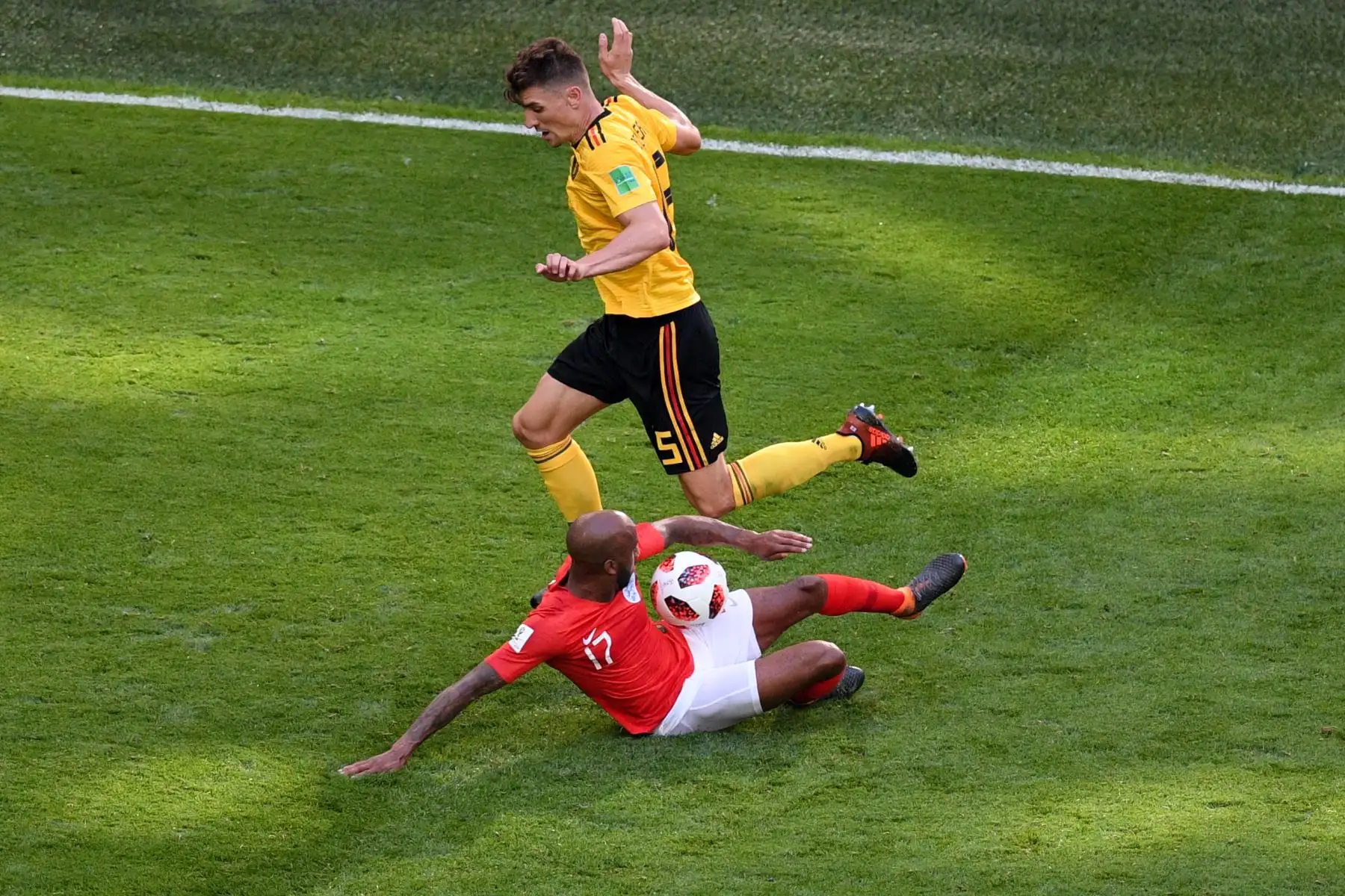 El mediocampista inglés Fabian Delph (L) compite por el balón con el defensor belga Thomas Meunier durante su partido por la Copa Mundial 2018 Rusia por el partido de fútbol entre Bélgica e Inglaterra en el Estadio de San Petersburgo el 14 de julio de 2018. / AFP