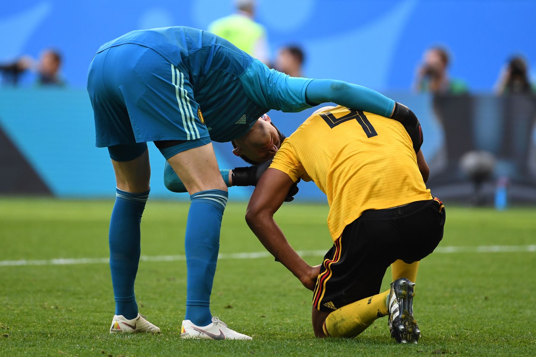 El portero belga Thibaut Courtois (L) verificará al defensor de Bélgica Vincent Kompany durante su partido de la Copa Mundial 2018 de Rusia por el partido de fútbol entre Bélgica e Inglaterra en el Estadio de San Petersburgo el 14 de julio de 2018. / AFP