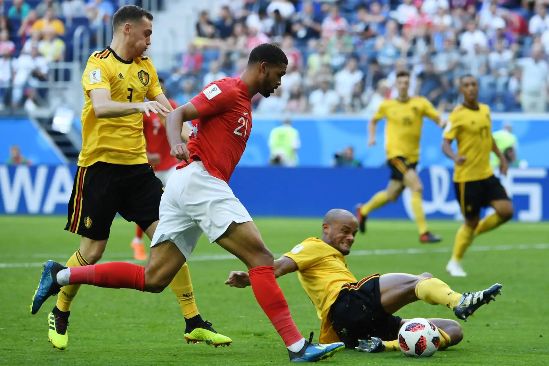 El mediocampista inglés Ruben Loftus-Cheek (C) pelea por el balón con el defensa belga Vincent Kompany (R) durante su partido por la Copa Mundial 2018 Rusia por el partido de fútbol tercero entre Bélgica e Inglaterra en el estadio de San Petersburgo el 14 de julio , 2018. / AFP