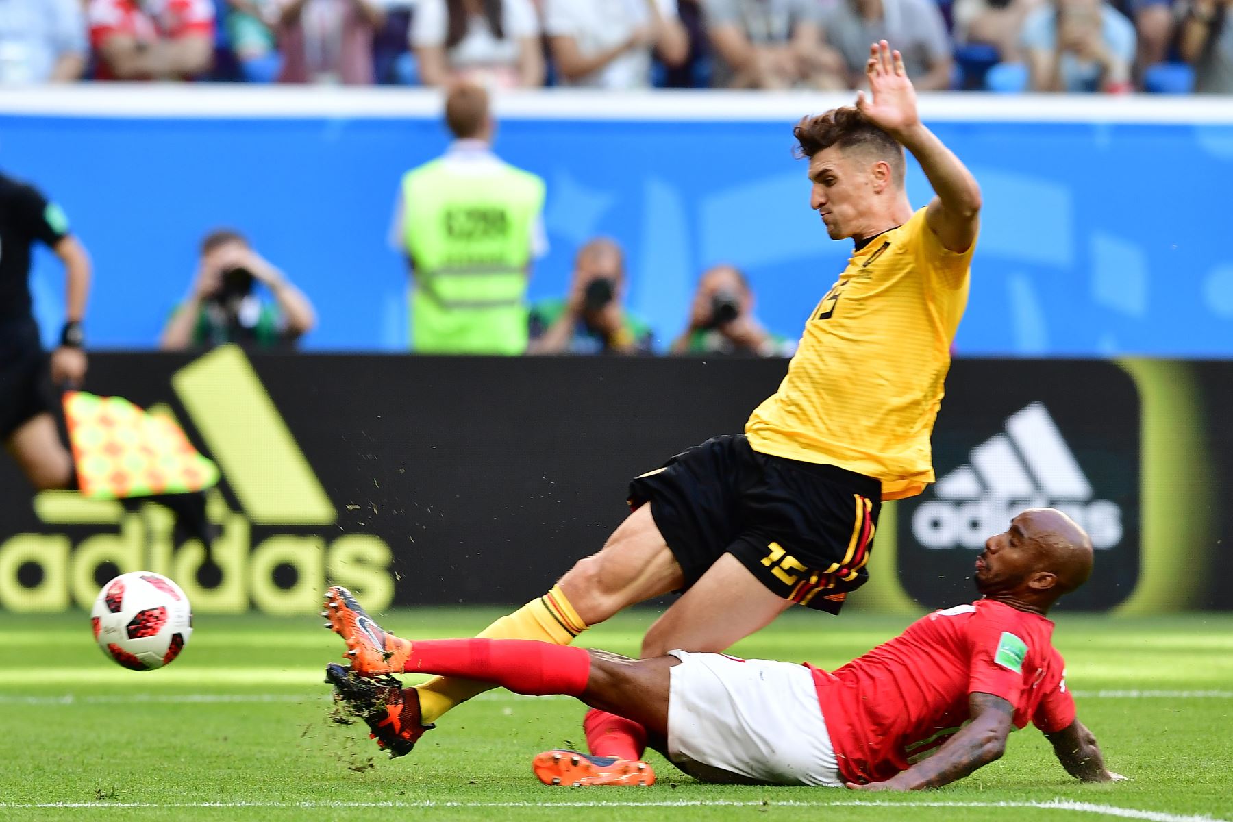 El defensor belga Thomas Meunier (L) compite con el mediocampista inglés Fabian Delph durante su partido por la Copa Mundial 2018 Rusia por el partido de fútbol entre Bélgica e Inglaterra en el Estadio de San Petersburgo el 14 de julio de 2018. / AFP
