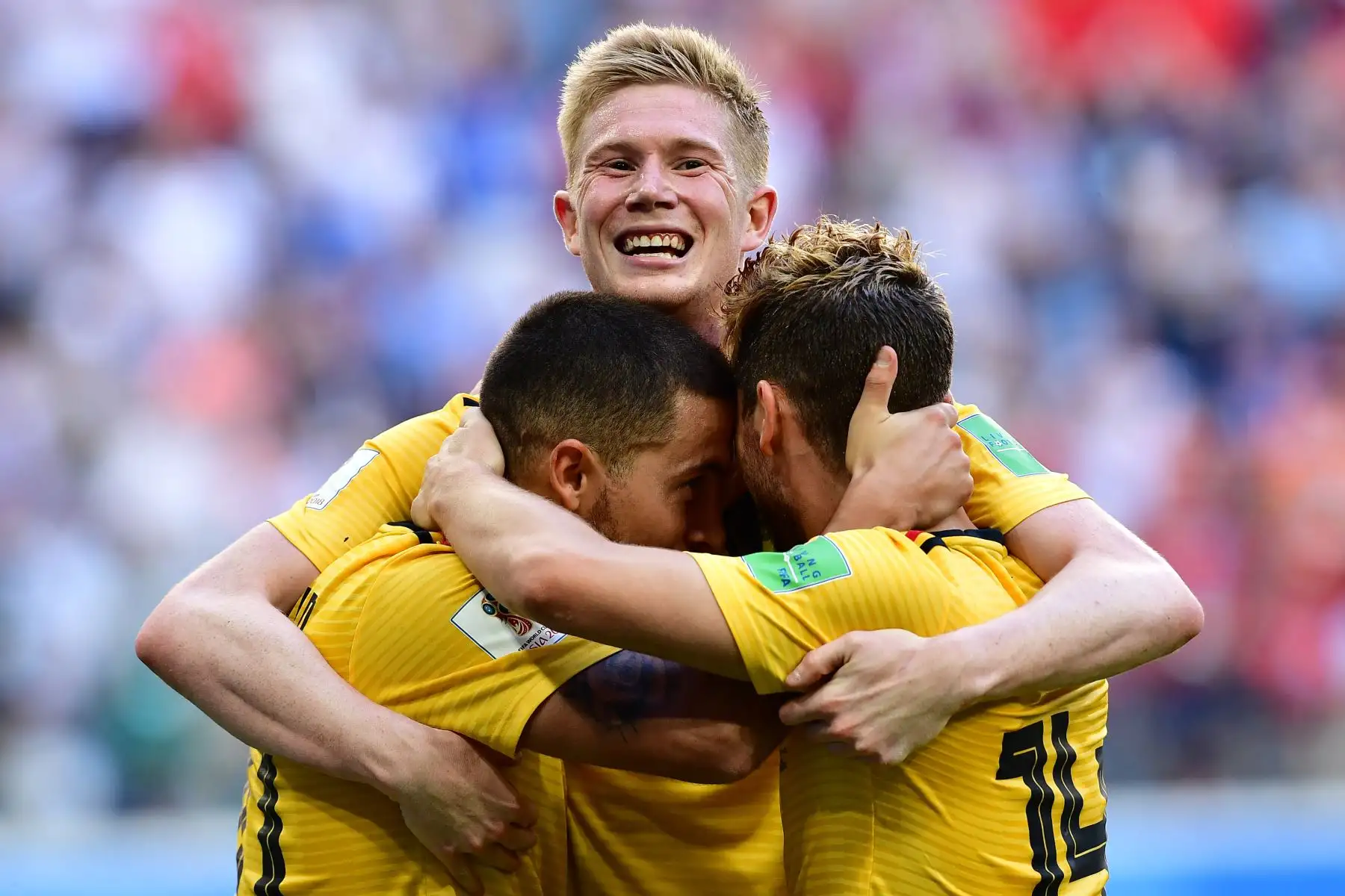 El delantero belga Eden Hazard (L) celebra con el delantero belga Dries Mertens (R) y el mediocampista belga Kevin De Bruyne después de anotar su segundo gol en la repesca mundialista de Rusia 2018 en el partido de fútbol entre Bélgica e Inglaterra en el estadio de San Petersburgo en San Petersburgo el 14 de julio de 2018. / AFP