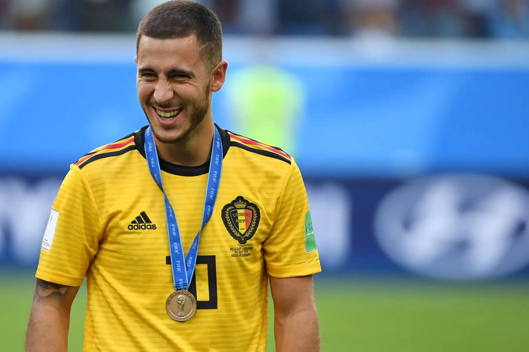 El alero belga Eden Hazard sonríe después de recibir su medalla de bronce tras su partido por la Copa Mundial 2018 Rusia por el partido de fútbol entre Belgica e Inglaterra en el Saint Petersburg Stadium en San Petersburgo el 14 de julio de 2018. / AFP