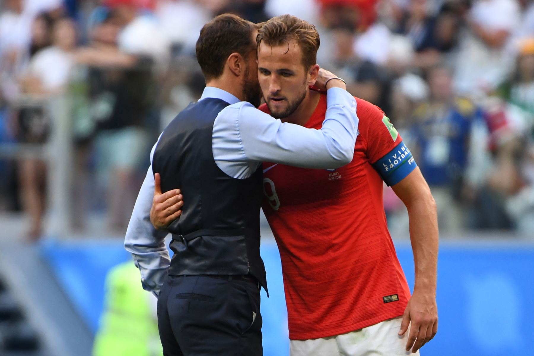 El entrenador de Inglaterra Gareth Southgate (L) abraza al alero de Inglaterra Harry Kane después de perder su desempate en la Copa Mundial 2018 Rusia por el partido de tercer lugar entre Bélgica e Inglaterra en el Estadio de San Petersburgo en San Petersburgo el 14 de julio de 2018. / AFP