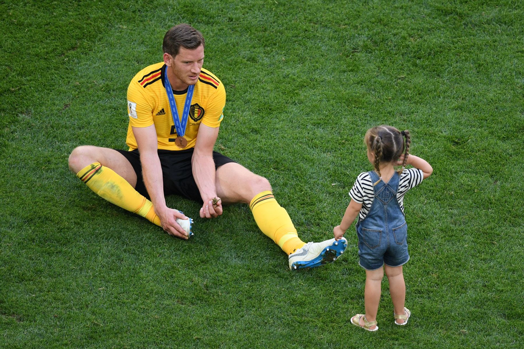 El defensor belga Jan Vertonghen habla con su hija, Leyla, después de su desempate en la Copa Mundial de Rusia 2018 para el partido de fútbol entre Bélgica e Inglaterra en el Estadio de San Petersburgo el 14 de julio de 2018. AFP