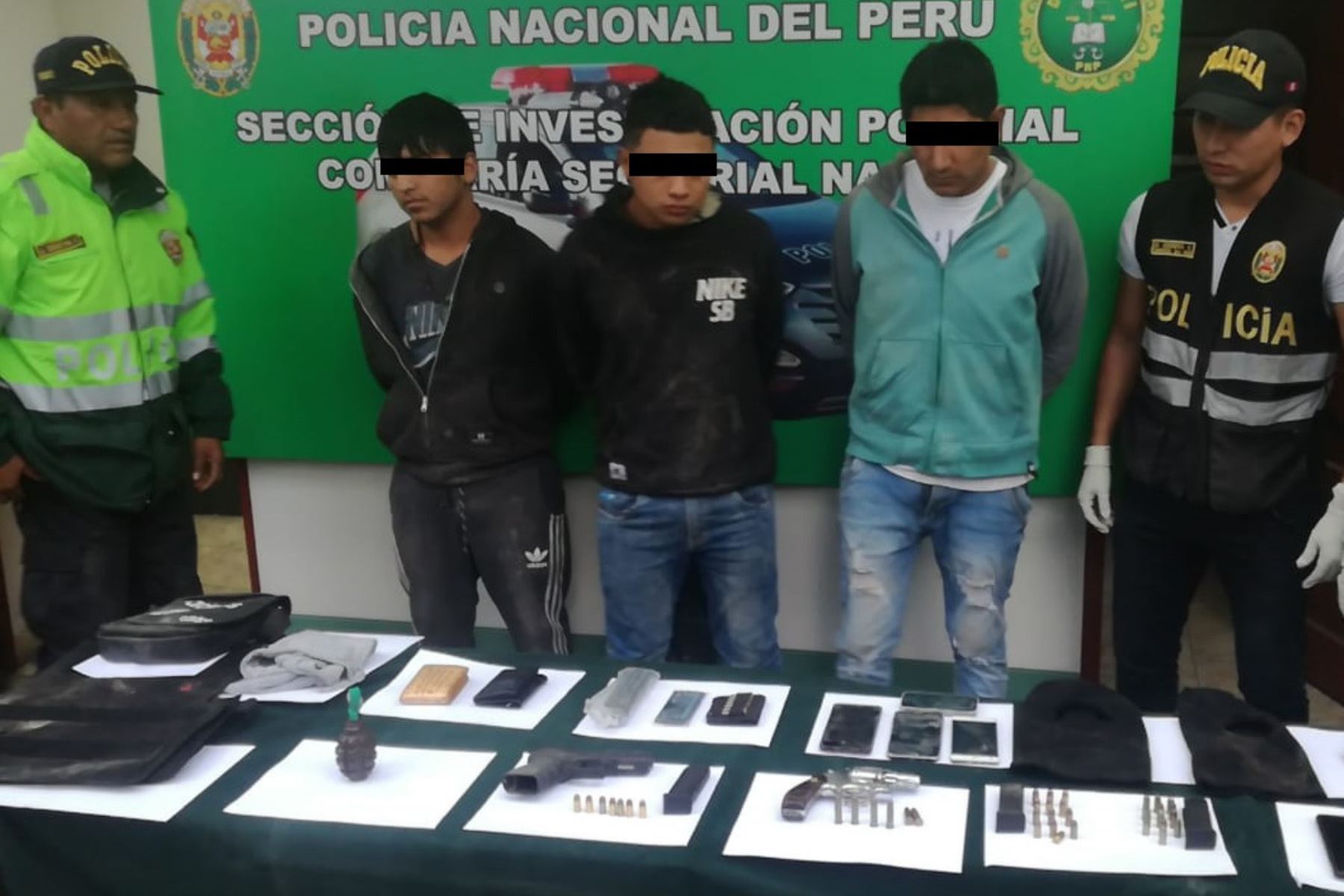 La Policía Nacional del Perú (PNP) capturó en la región Ica a tres sujetos sindicados como presuntos integrantes de la organización criminal “Los injertos de Nasca”, a quienes se les incautó una granada de guerra y armas que intentaron abandonar en su huida.