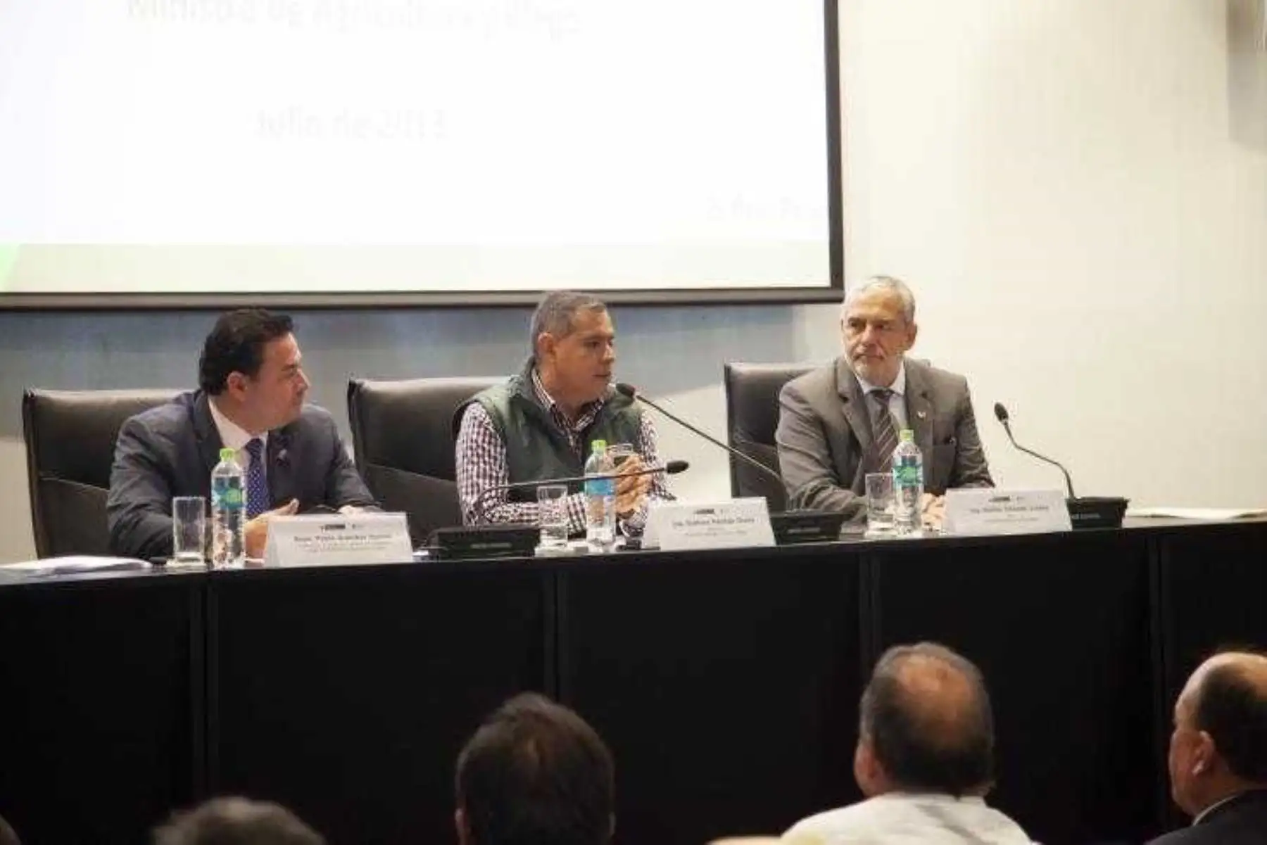 El ministro de Agricultura y Riego, Gustavo Mostajo, sostuvo una reunión de trabajo con más de 80 representantes las juntas de usuarios del país, con el fin de presentarles los nuevos lineamientos del sector, así como compartir la propuesta de Ley para fortalecer estas organizaciones, elaborada por la Autoridad Nacional del Agua (ANA).