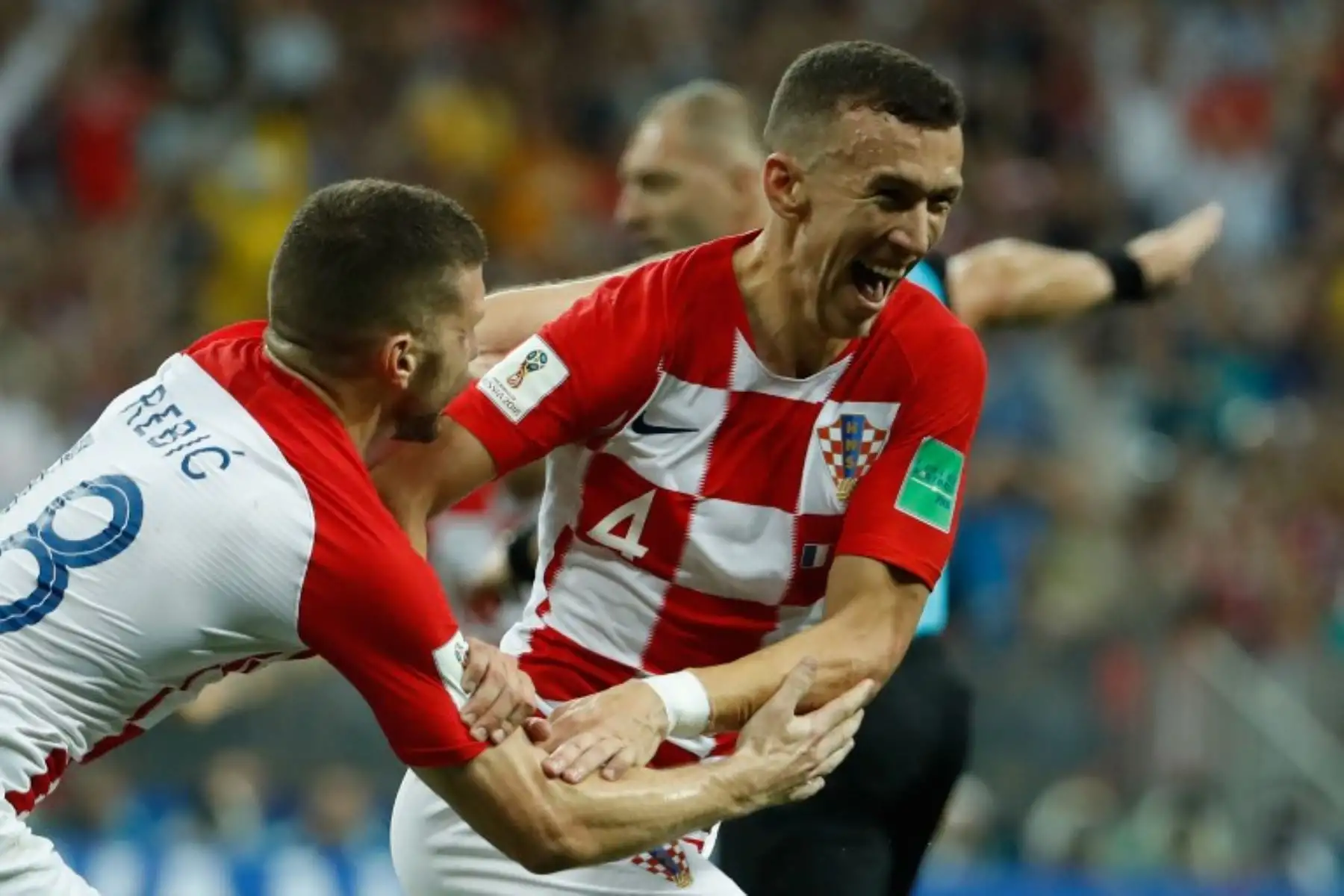El delantero croata Ivan Perisic celebra con su compañero de equipo Ante Rebic después de anotar el empate 1-1 durante el partido de la final de la Copa Mundial Rusia 2018 entre Francia y Croacia. Foto:AFP