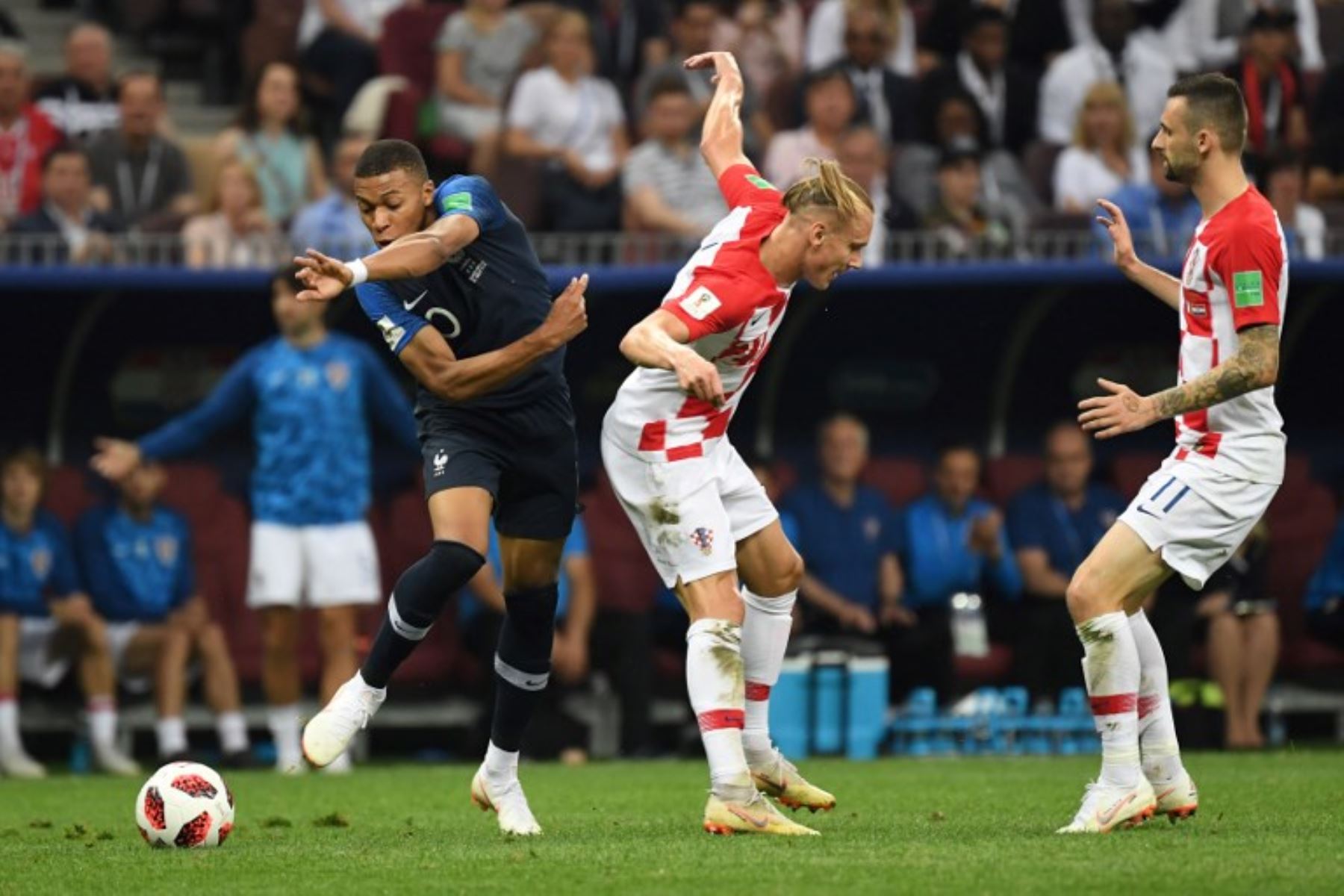 El alero de Francia Kylian Mbappe compite con el defensor croata Domagoj Vida durante el partido de la final de la Copa Mundial Rusia 2018 entre Francia y Croacia.Foto:AFP