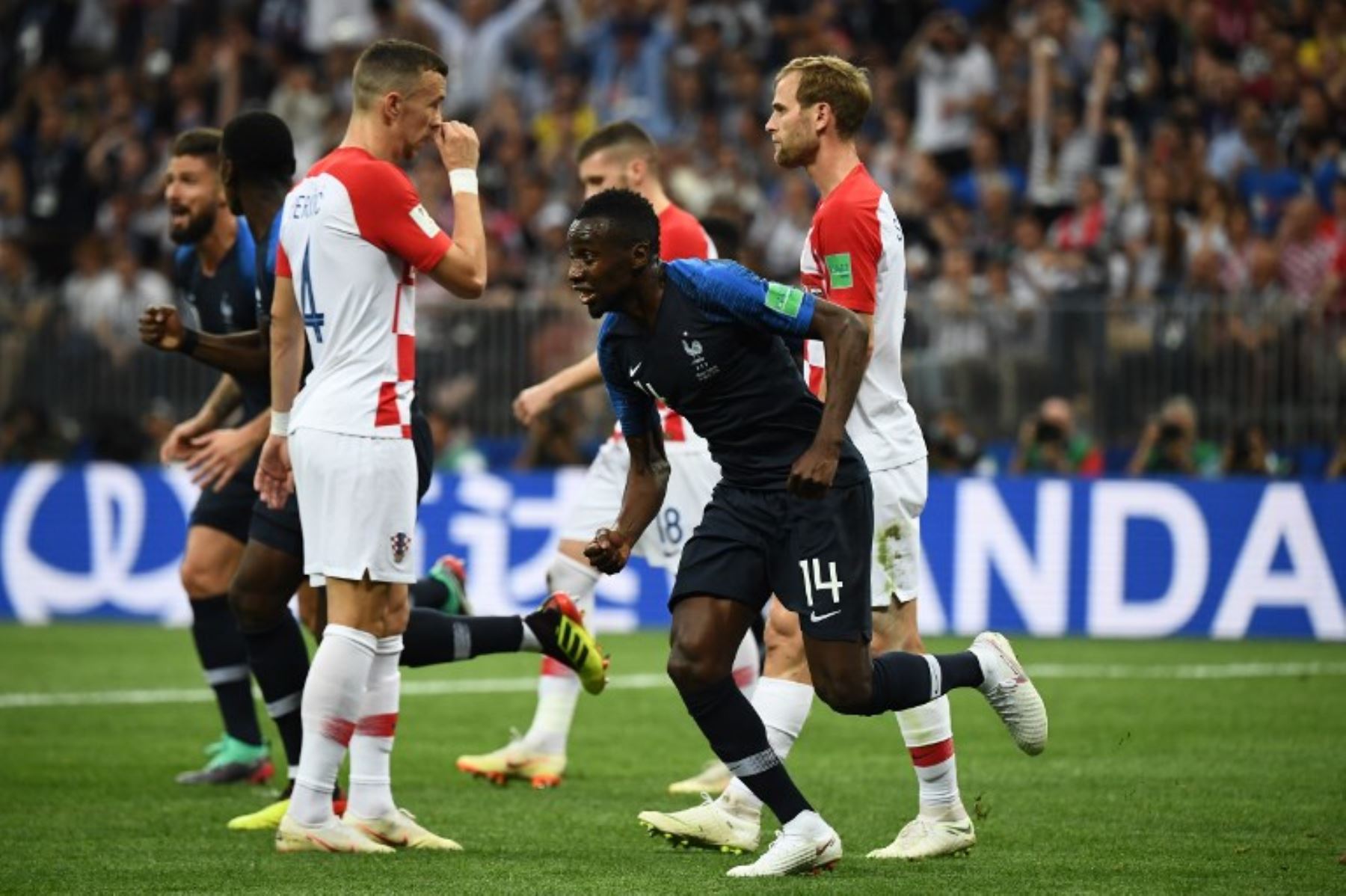 El mediocampista francés Blaise Matuidi celebra el gol del delantero mariscal Mario Mandzukic durante el partido de la final de la Copa Mundial Rusia 2018 entre Francia y Croacia.Foto:AFP