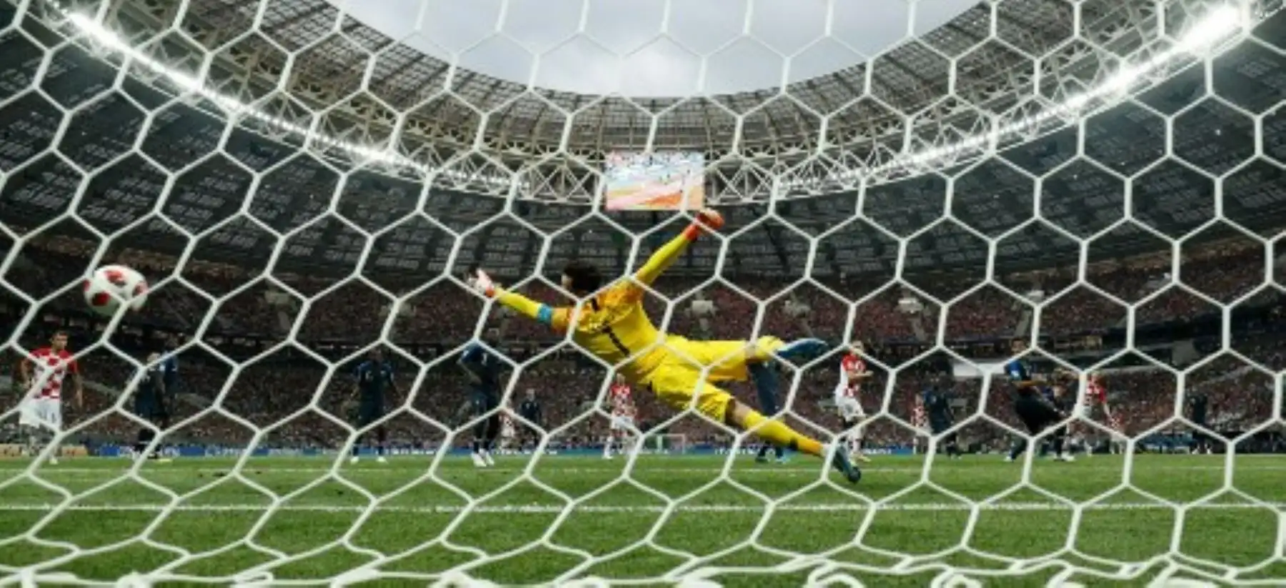 l portero de Francia, Hugo Lloris, no pudo salvar el empate del delantero de Croacia, Ivan Perisic, durante el partido de la final de la Copa Mundial Rusia 2018 entre Francia y Croacia. Foto:AFP