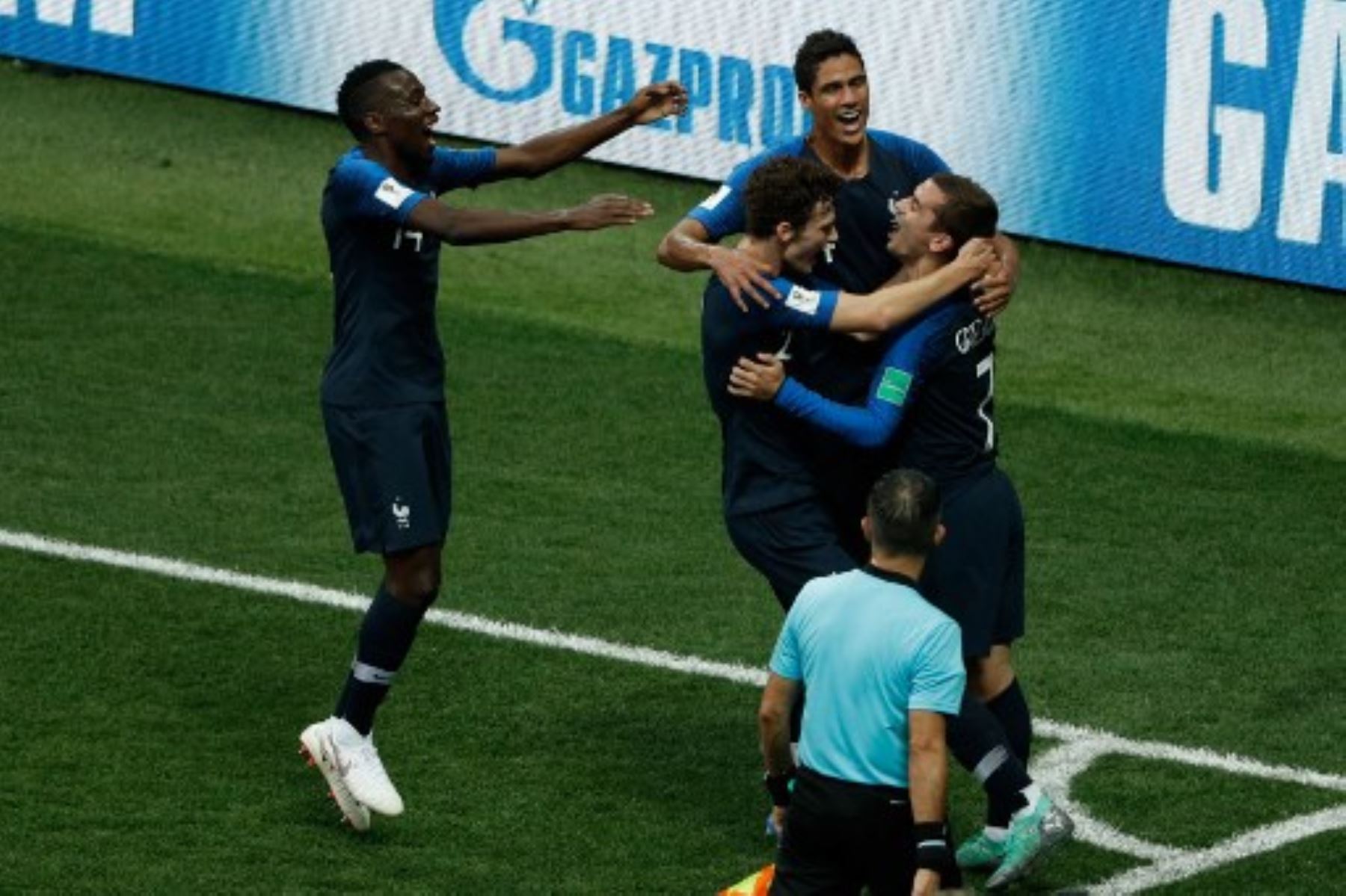 Los jugadores del equipo de Francia celebran el gol del delantero croata Mario Mandzukic durante su partido de fútbol final de la Copa Mundial Rusia 2018 entre Francia y Croacia.Foto:AFP