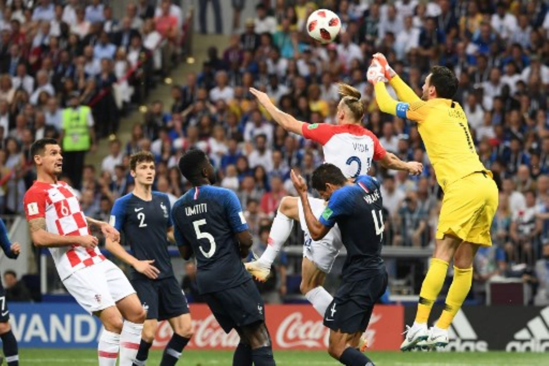 El portero de francse Hugo Lloris  salta para golpear el balón durante su partido de fútbol final de la Copa Mundial Rusia 2018 entre Francia y Croacia en el Estadio Luzhniki en Moscú.Foto:AFP