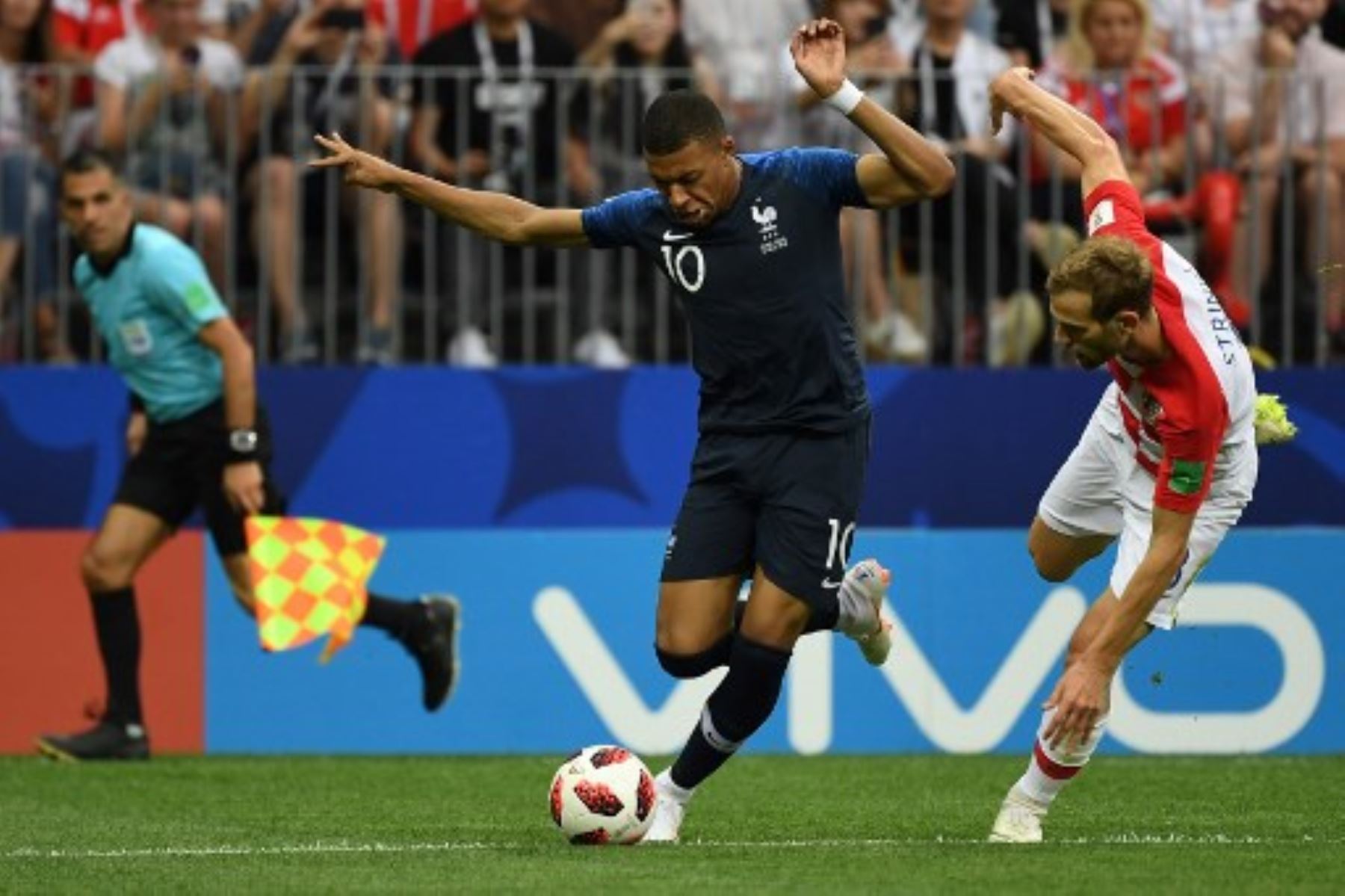 El alero de Francia Kylian Mbappe compite con el defensa croata Ivan Strinic durante el partido de la final de la Copa Mundial Rusia 2018.Foto:AFP