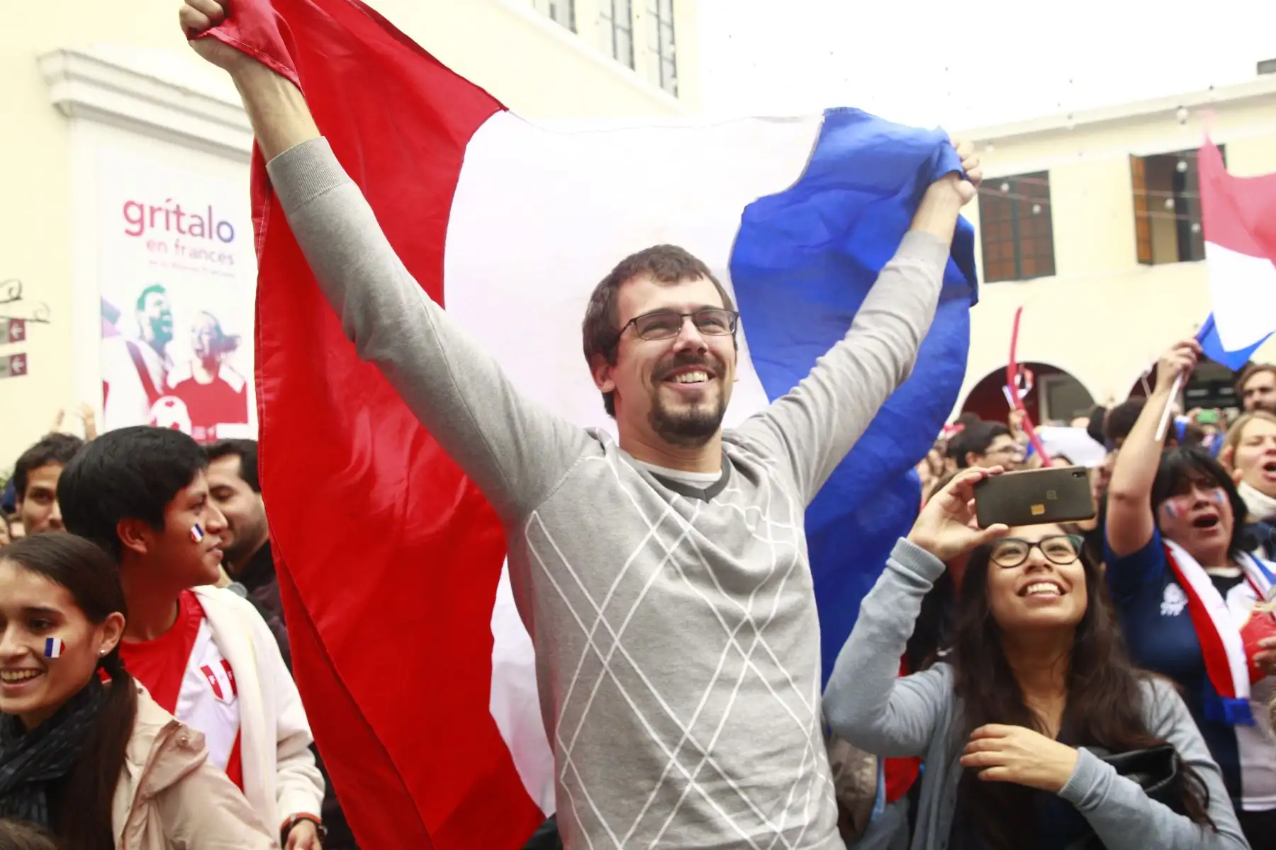 Ciudadanos franceses que viven en el Perú observan la final del fútbol mundial entre Francia y Croacia en la Alianza Francesa de Lima. Foto - ANDINA/Eddy Ramos.