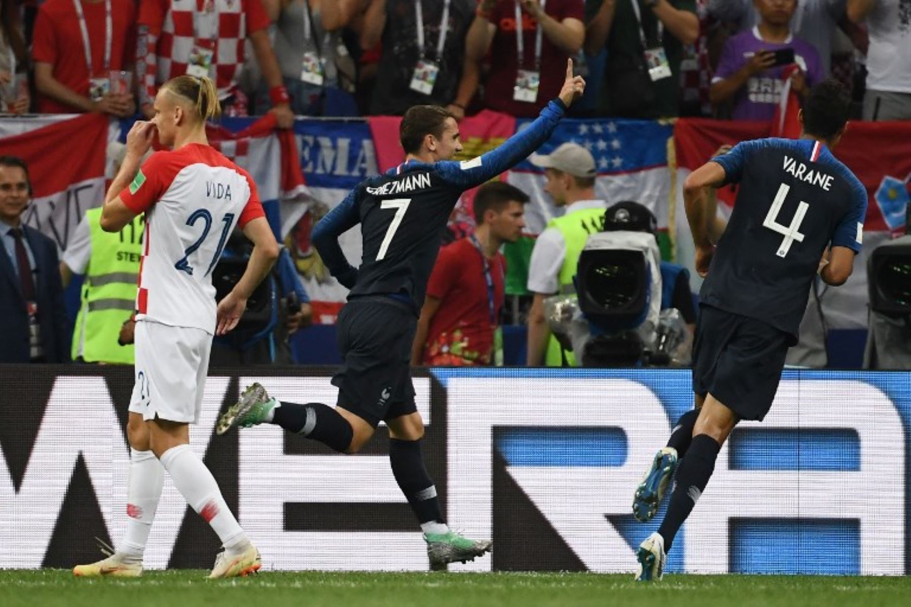 El alero de Francia Antoine Griezmann  celebra después de convertir un penalti durante el partido de la final de la Copa Mundial Rusia 2018.Foto:AFP
