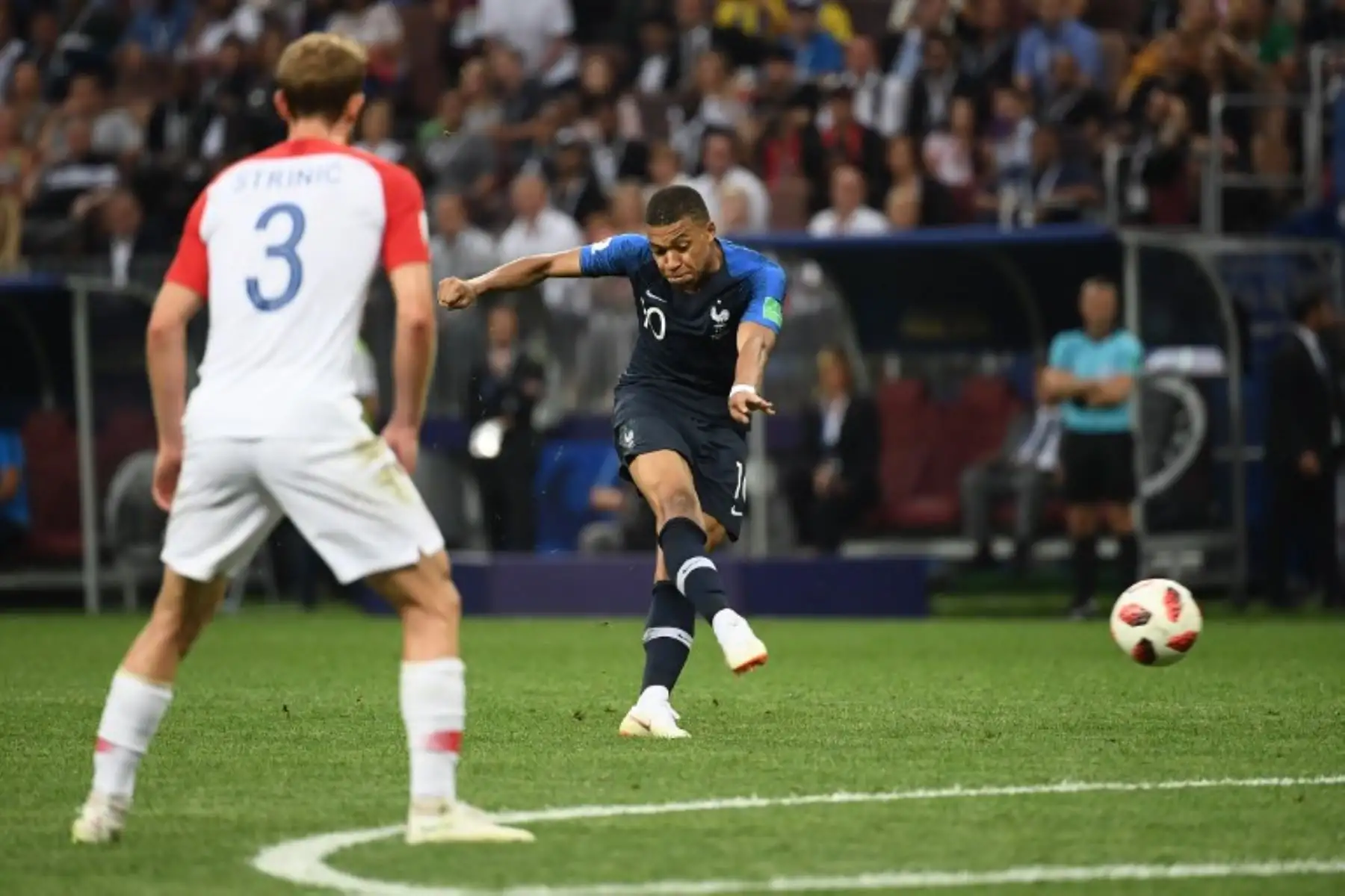 El alero de Francia Kylian Mbappe tira para anotar el cuarto gol de su equipo durante el partido de la final de la Copa del Mundo Rusia 2018 entre Francia y Croacia en el Estadio Luzhniki en Moscú.Foto:AFP