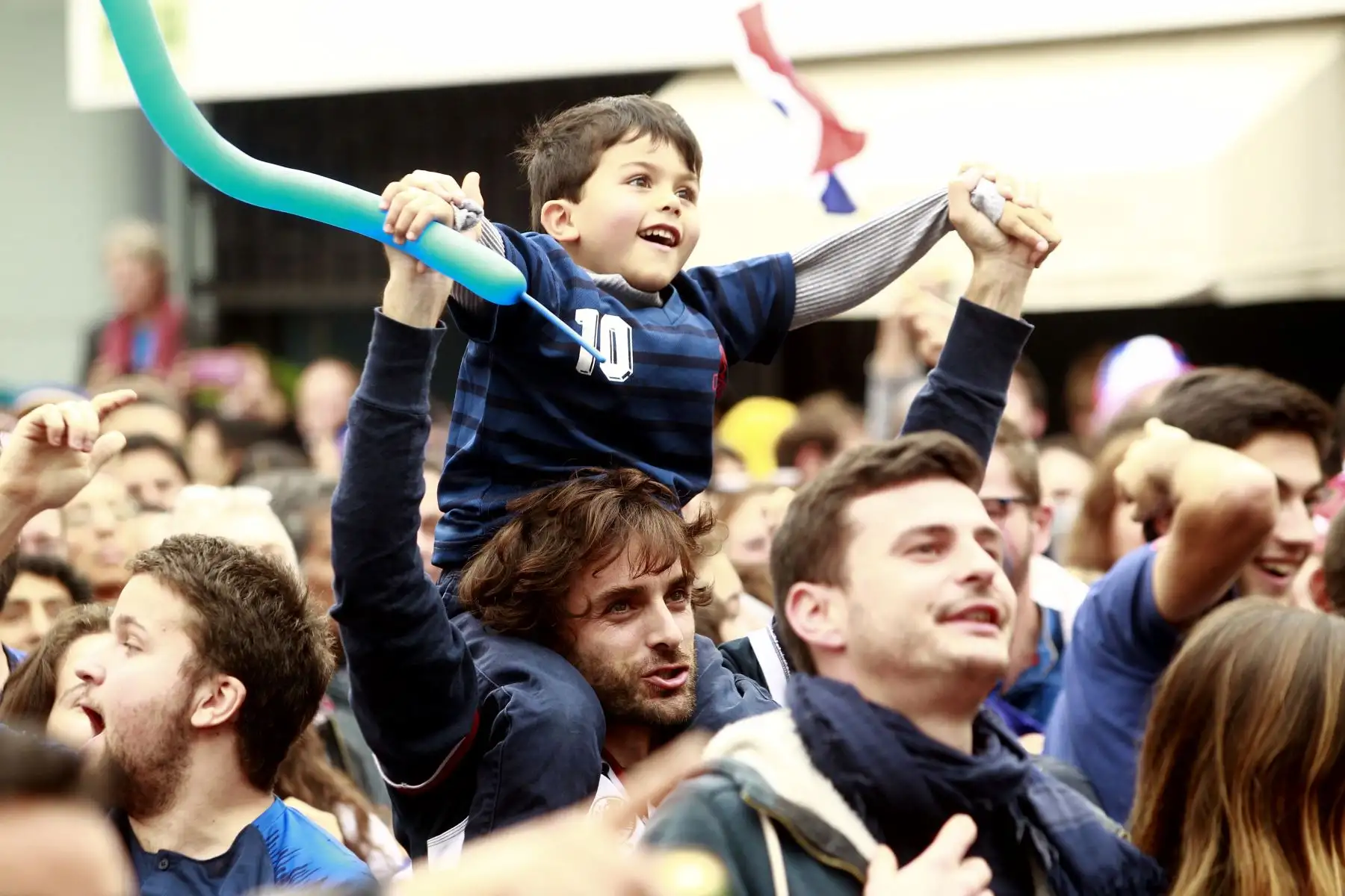 Ciudadanos franceses que viven en el Perú observan la final del fútbol mundial entre Francia y Croacia en la Alianza Francesa de Lima. Foto - ANDINA/Eddy Ramos.