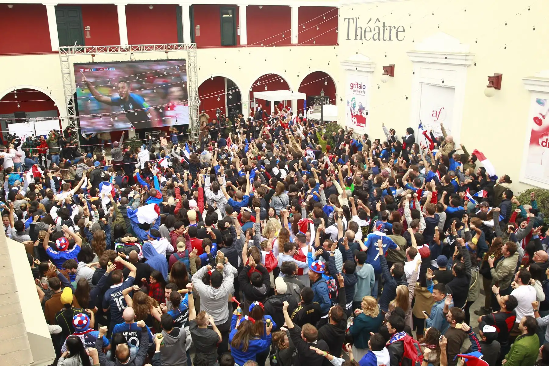 Ciudadanos franceses que viven en el Perú observan la final del fútbol mundial entre Francia y Croacia en la Alianza Francesa de Lima. Foto - ANDINA/Eddy Ramos.