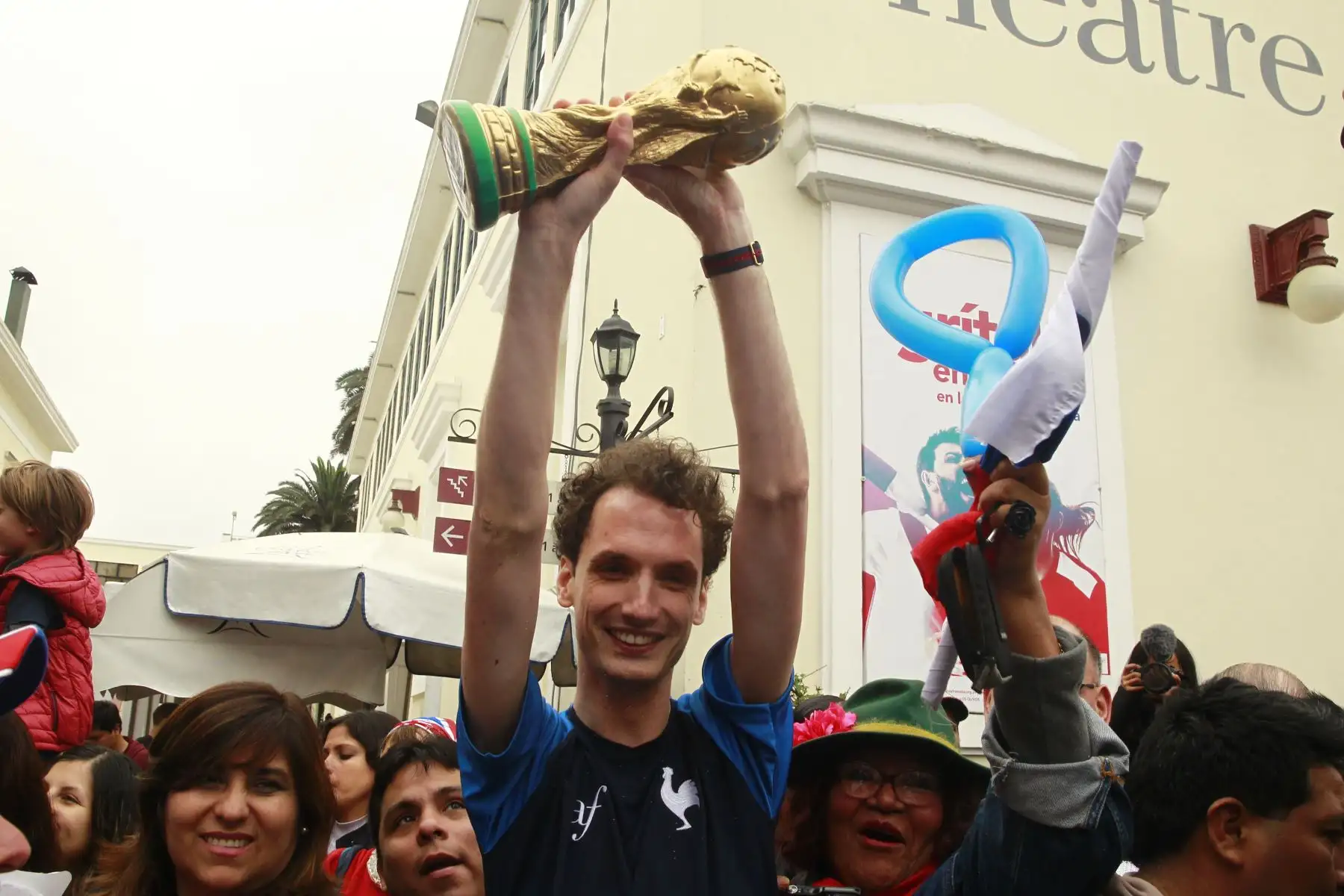 Director de la Alianza Francesa de Lima , Yohann Turbet Delof celebra junto ciudadanos franceses residentes en Perú el triunfo de la selección francesa  ante Croacia. Foto - ANDINA/Eddy Ramos.