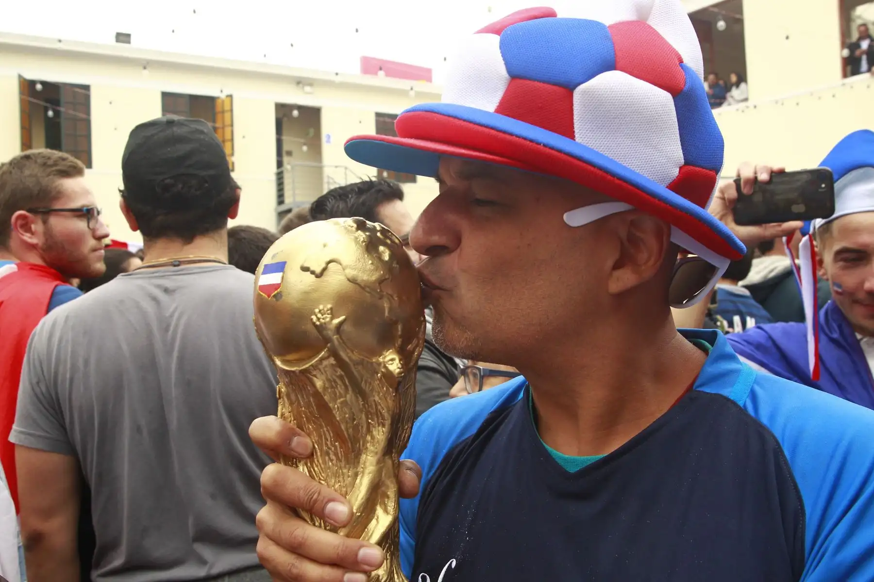 Ciudadanos franceses residentes en Perú celebran el triunfo por la Copa del Mundo de la selección de Francia ante Croacia. Foto - ANDINA/Eddy Ramos.