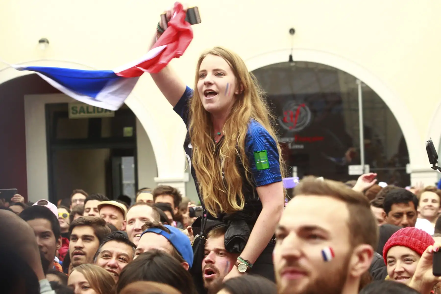 Ciudadanos franceses residentes en Perú celebran el triunfo por la Copa del Mundo de la selección de Francia ante Croacia. Foto - ANDINA/Eddy Ramos.