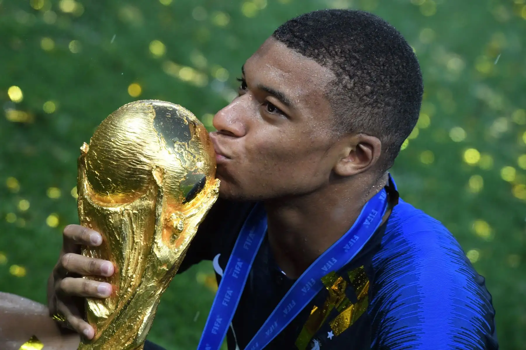 El delantero de rance Kylian Mbappe besa el trofeo al final del partido de fútbol final de la Copa Mundial Rusia 2018. Foto: AFP
