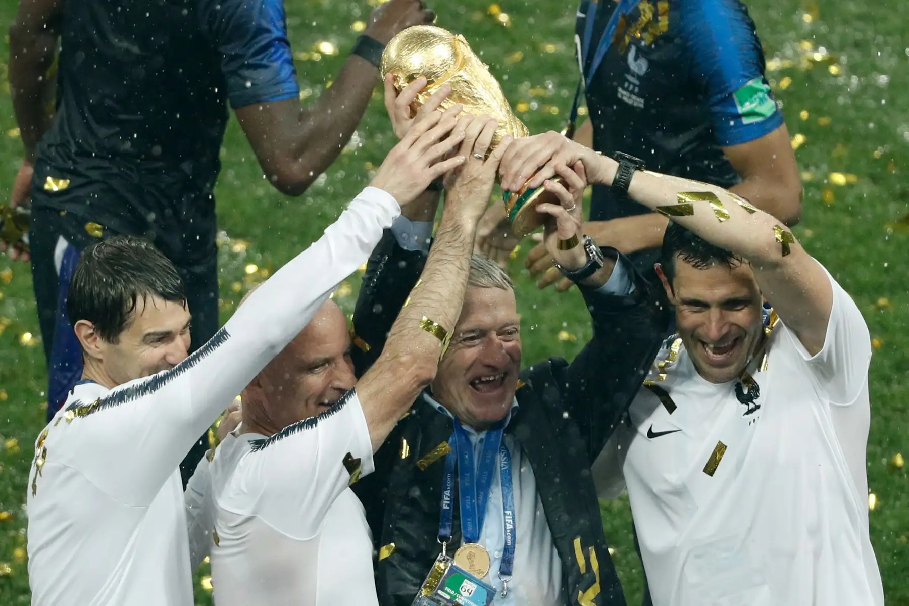 El entrenador francés Didier Deschamps, el asistente técnico francés Guy Stephan y miembros del personal celebran el trofeo mientras celebran la ceremonia de trofeos tras ganar el partido de fútbol final de la Copa Mundial Rusia 2018.Foto:AFP