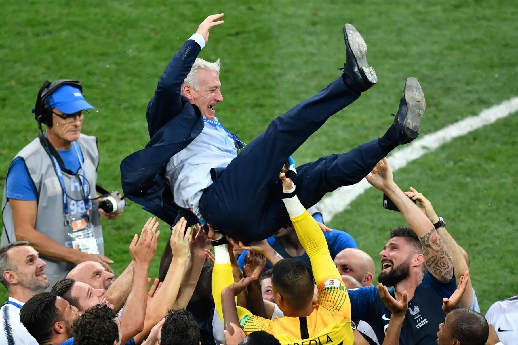El entrenador de rance Didier Deschamps celebra con sus jugadores del equipo al final del partido de fútbol final de la Copa Mundial Rusia 2018 entre Francia y Croacia en el Estadio Luzhniki en Moscú.Foto:AFP