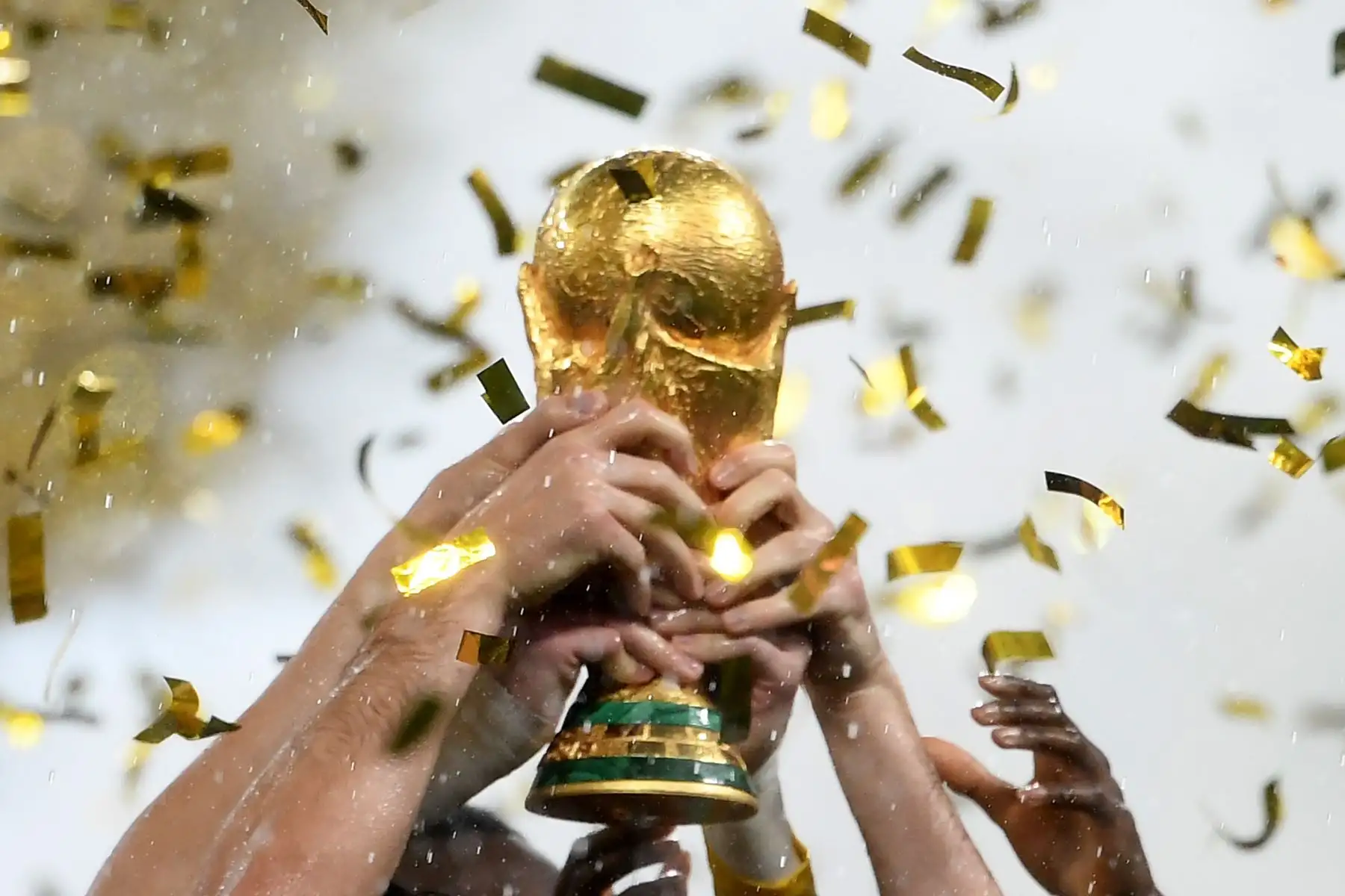 Los jugadores de Francia levantan el trofeo de la Copa Mundial Fifa después del partido de fútbol final de la Copa Mundial Rusia 2018 entre Francia y Croacia en el Estadio Luzhniki en Moscú.Foto.AFP
