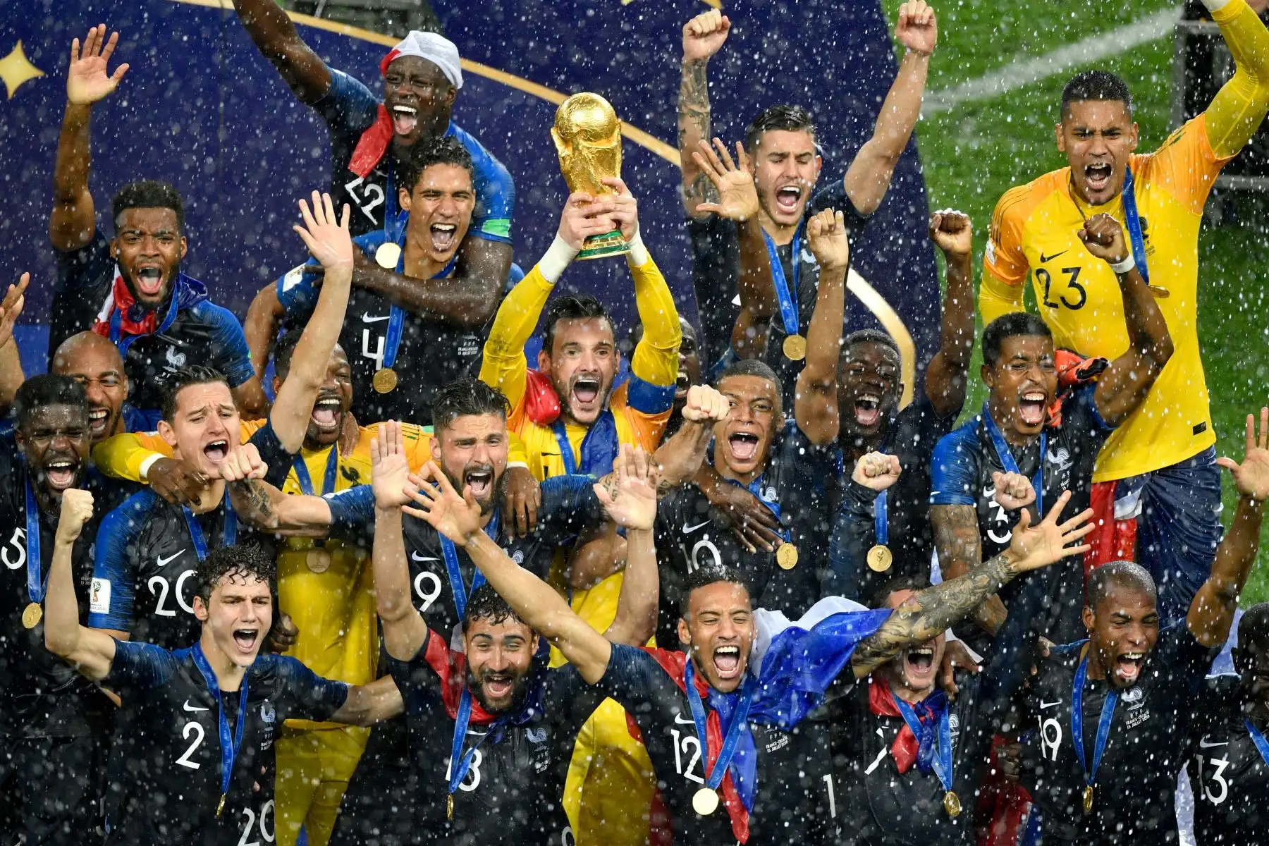 Los jugadores de Francia levantan el trofeo de la Copa Mundial Fifa después del partido de fútbol final de la Copa Mundial Rusia 2018 entre Francia y Croacia en el Estadio Luzhniki en Moscú.Foto.AFP
