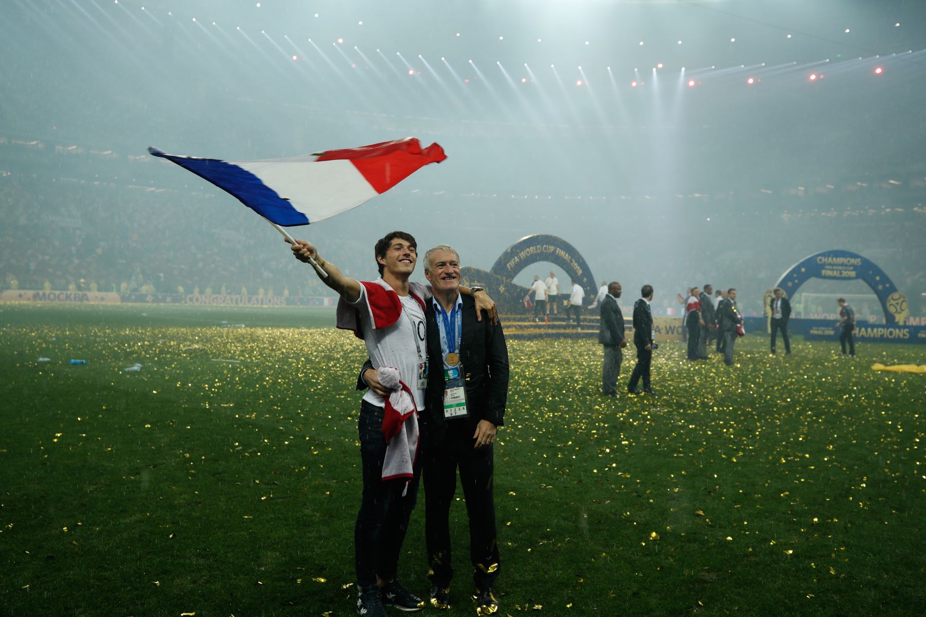 El entrenador de Francia Didier Deschamps celebra con su hijo Dylan después del partido de fútbol final de la Copa Mundial Rusia 2018.Foto:AFP