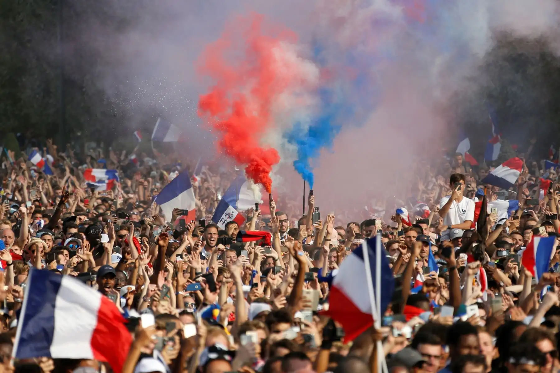 Partidarios de Francia celebran en la zona de aficionados, después de que Francia ganó el partido de fútbol final de la Copa Mundial Rusia 2018.Foto:AFP