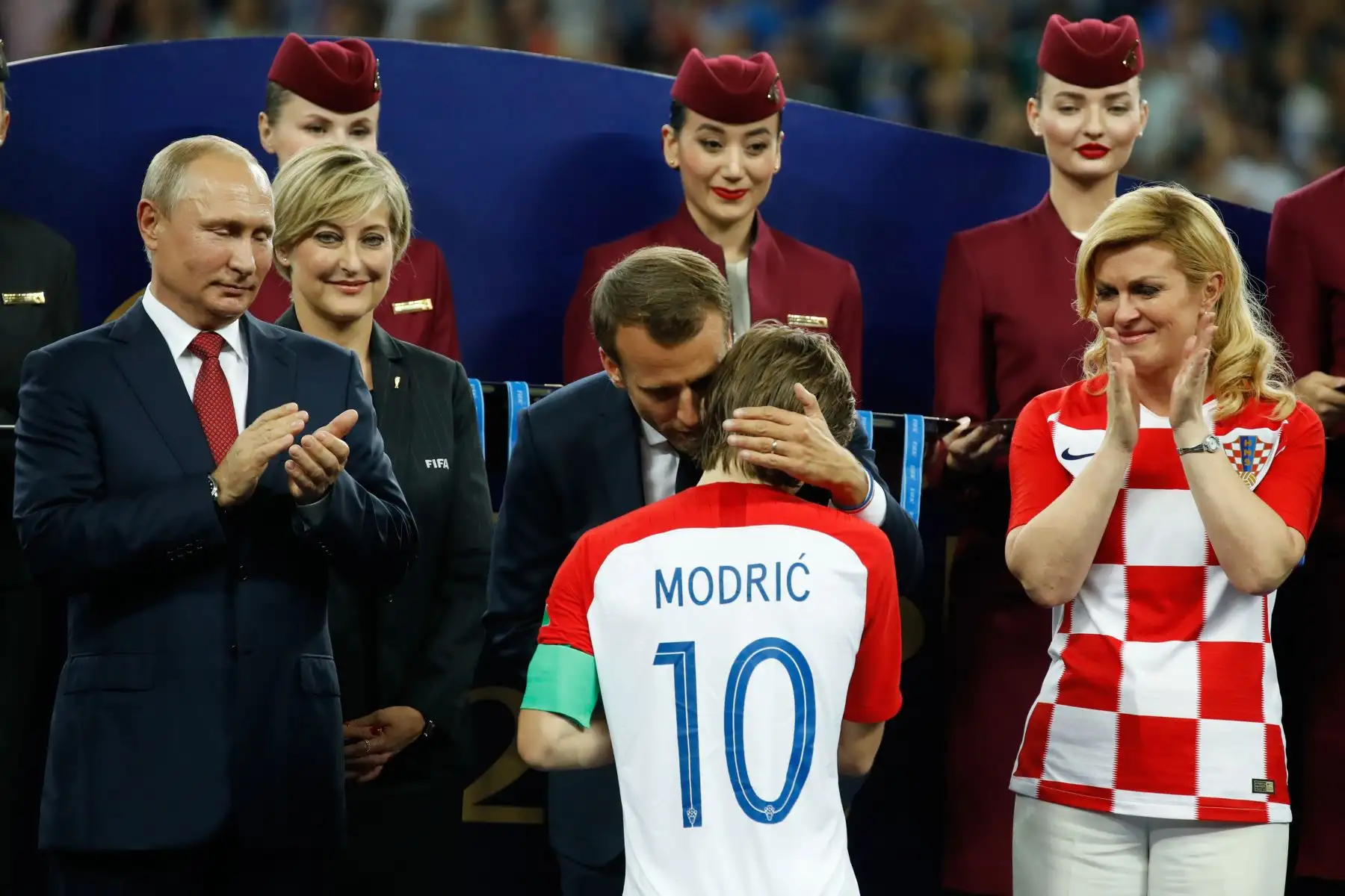 El presidente ruso, Vladimir Putin El presidente francés, Emmanuel Macron, y el croata Kolinda Grabar-Kitarovic felicitan al mediocampista croata Luka Modric, que recibe el galardón Balón de Oro al mejor jugador durante la ceremonia de medallas después del partido de fútbol final de la Copa Mundial Rusia 2018 .Foto:AFP