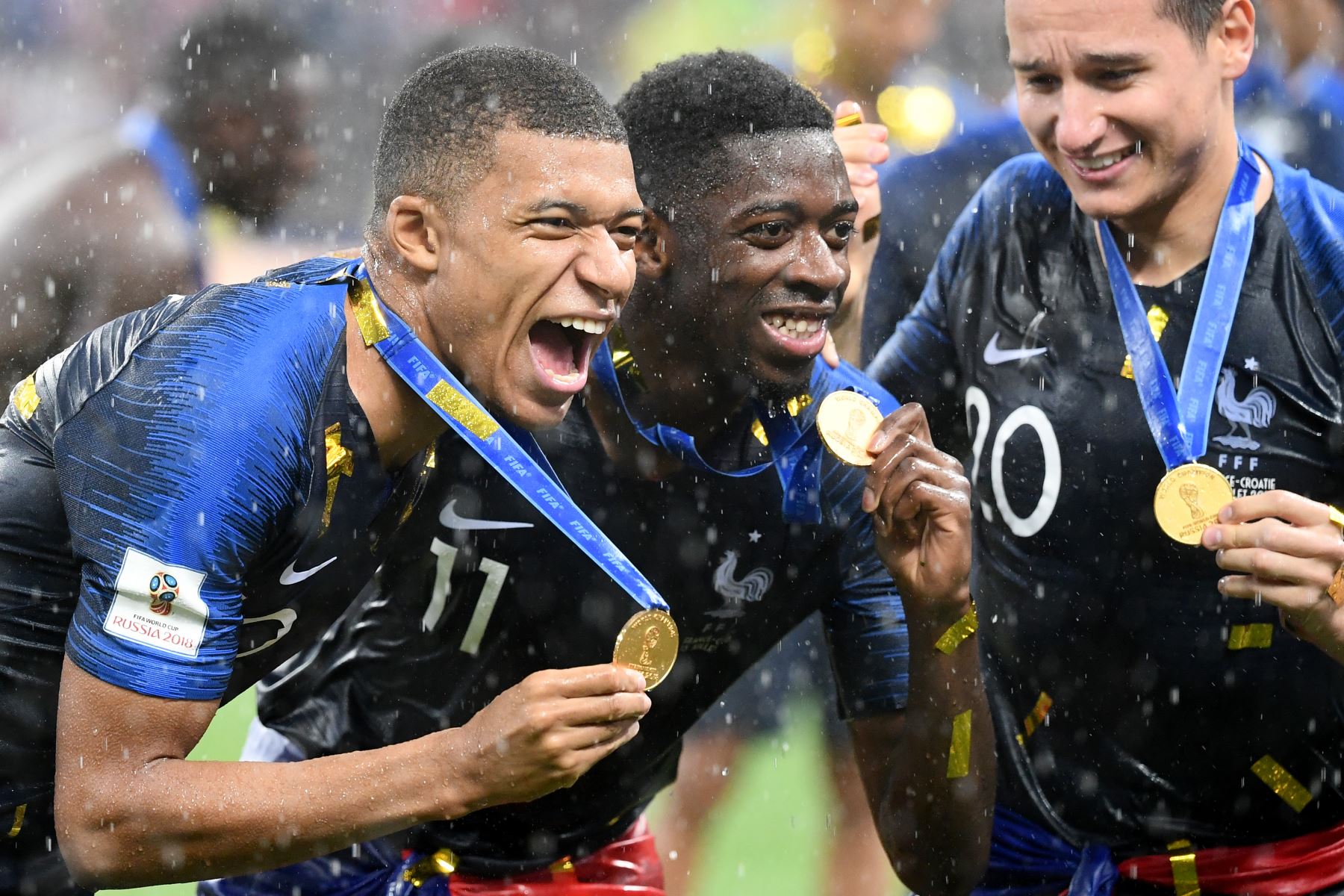 El alero de Francia Kylian Mbappe  el delantero francés Ousmane Dembele y el delantero de Francia Florian Thauvin celebran con sus medallas después del partido final de la Copa Mundial Rusia 2018. Foto:AFP