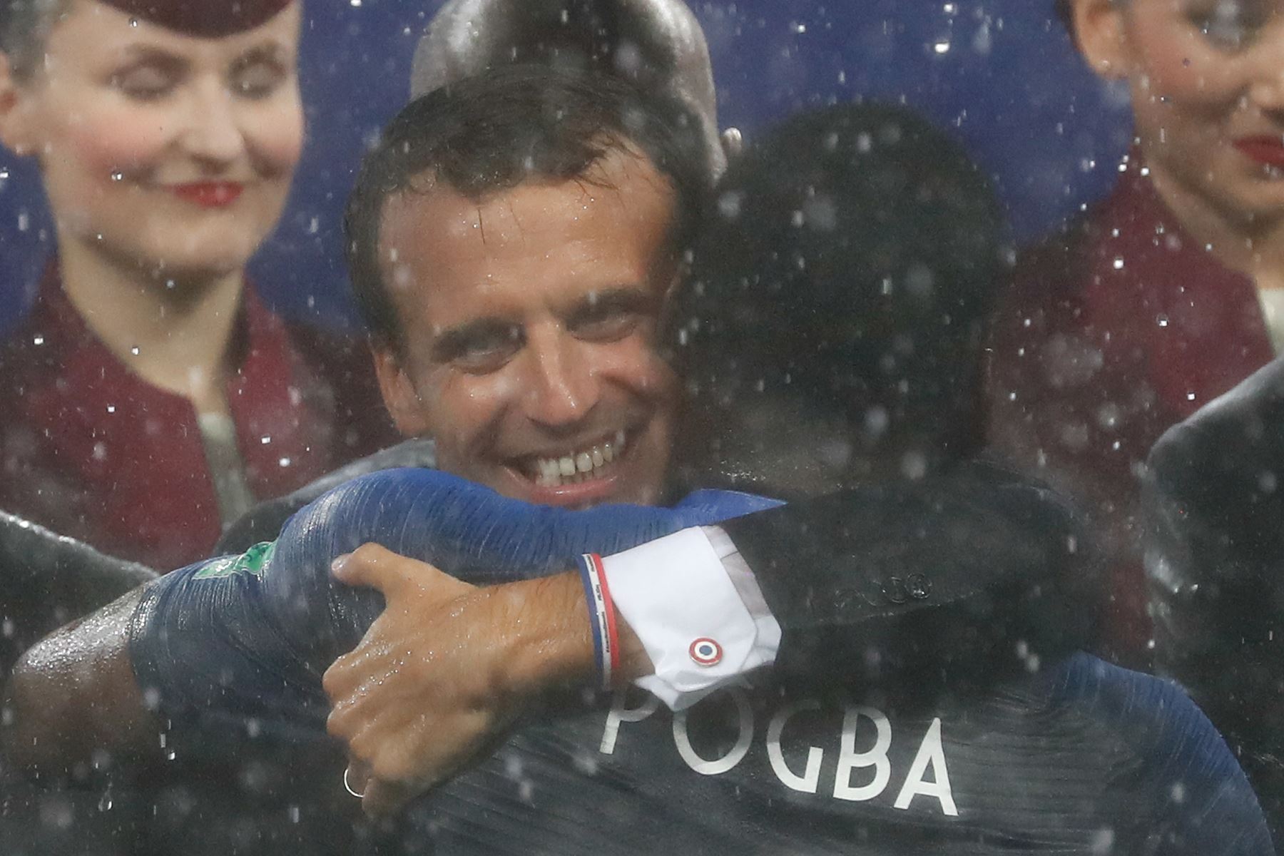 El presidente francés Emmanuel Macron felicita al centrocampista francés Paul Pogba durante la ceremonia de medallas después del partido de fútbol final de la Copa Mundial Rusia 2018 .Foto:AFP