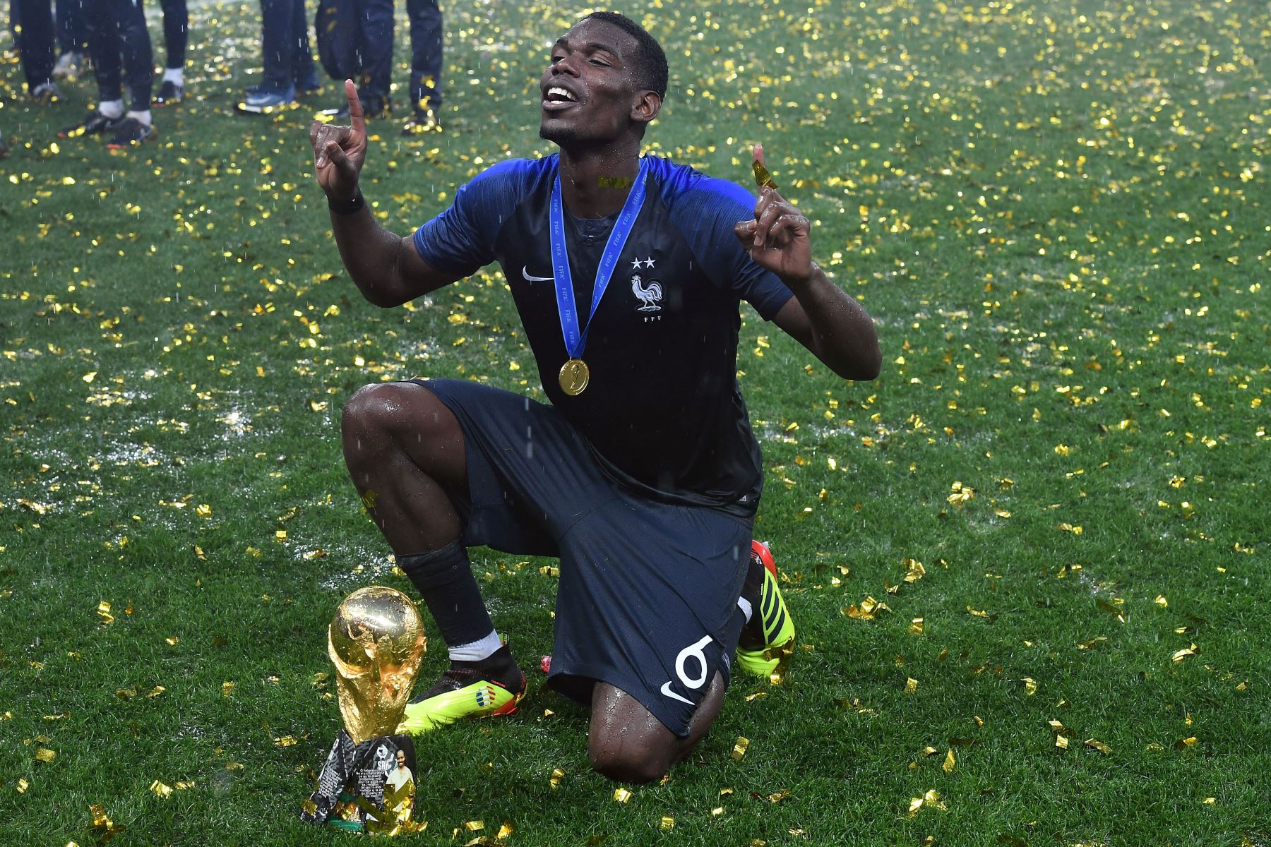 El mediocampista de Francia Paul Pogba celebra con el trofeo al final del partido de fútbol final de la Copa Mundial Rusia 2018.Foto:AFP