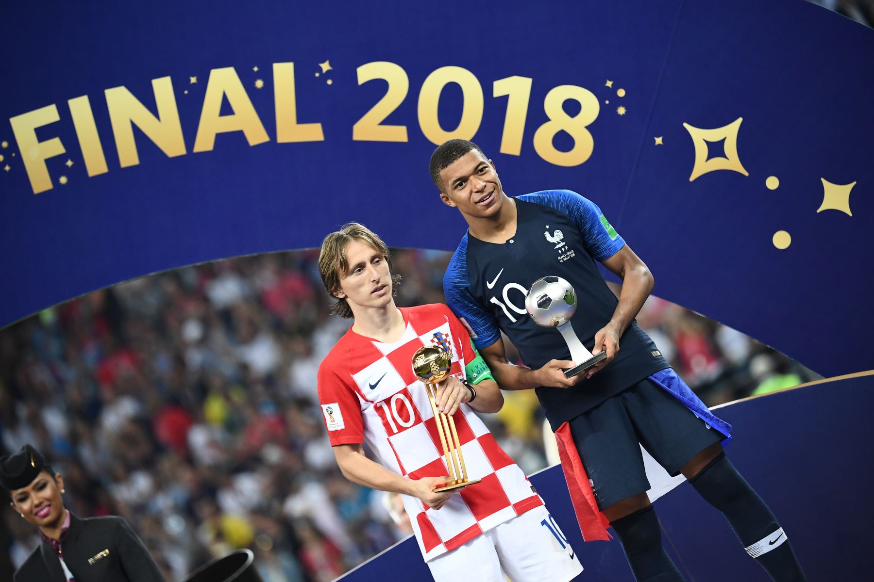 El alero de Francia Kylian Mbappe posa con el premio FIFA Young Player junto al mediocampista croata Luka Modric con el Balón de Oro adidas durante la ceremonia de trofeos al final del partido de la final de la Copa Mundial Rusia 2018.Foto:AFP